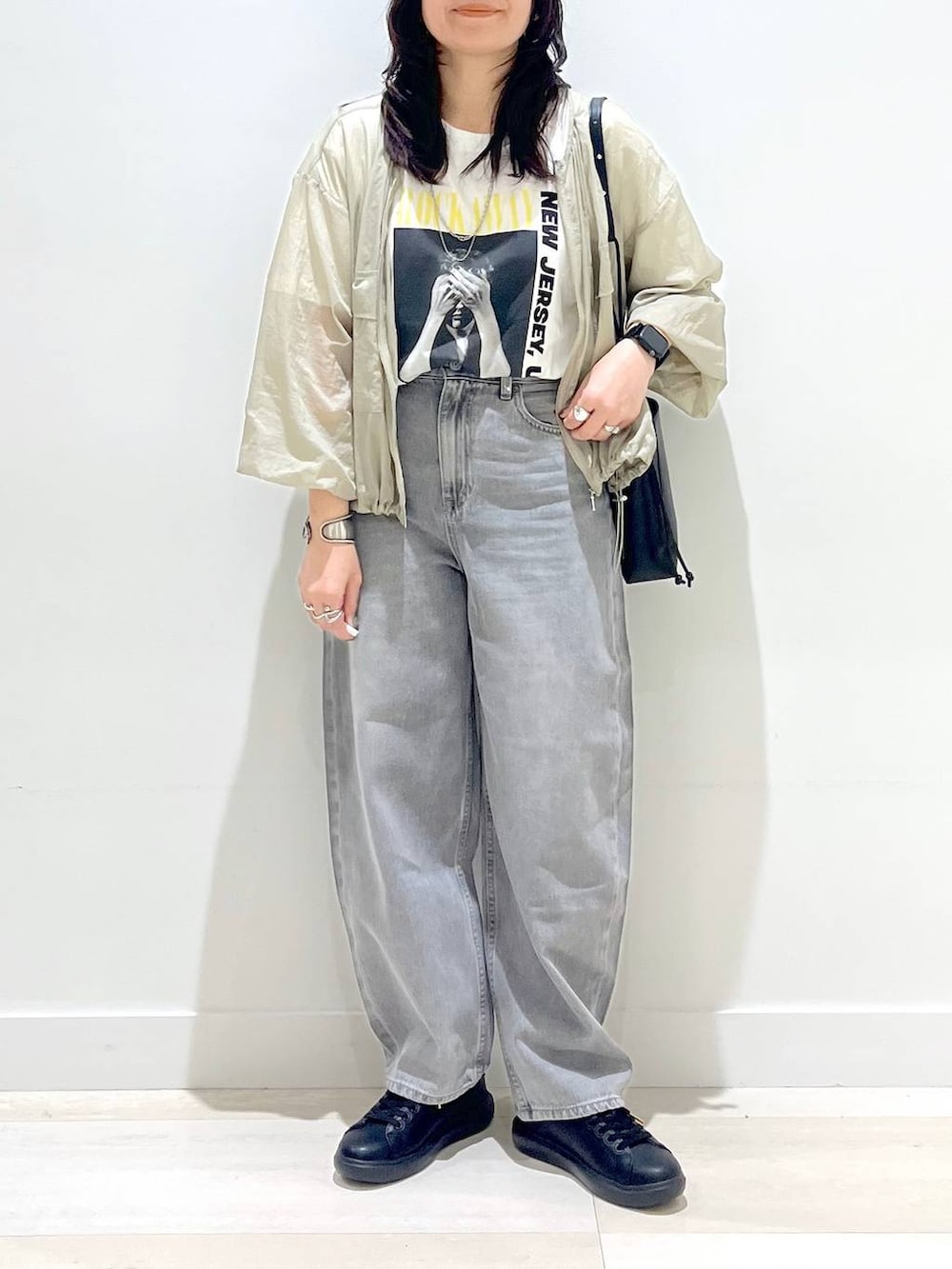「体型カバー、着痩せ・細見え、カジュアル、アウター、Tシャツ、パンツ、ワイドパンツ、バッグ、デニムパンツ、GLOBAL WORK、シアートップス、キャップ、ショルダーバッグ、ママコーデ、まちがいない服_GLOBAL WORK」|「GLOBAL WORKのエアかるコートスニーカー/135742(スニーカー、ブラック系)」を使った、manasangwさん(レディース・155cm)の春コーディネートの4枚目の写真