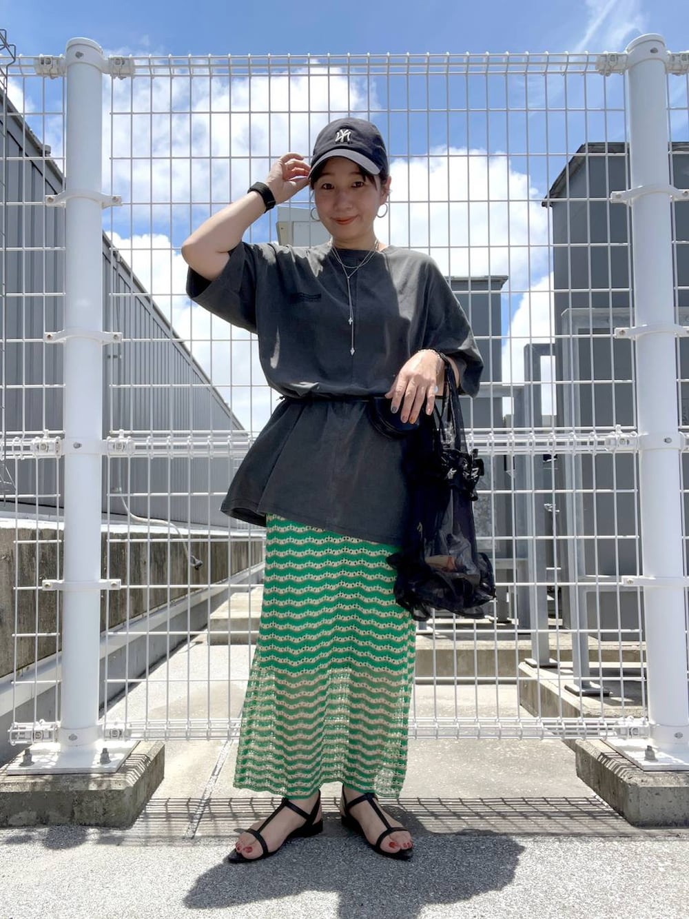 「GLOBAL WORK、ブランドミックス、体型カバー、着痩せ・細見え、カジュアル、Tシャツ、スカート、ロングスカート、ママコーデ、キャップ、サンダル、モード、LEPSIM、niko and ...」｜「GLOBAL WORKの9TWENTYCAP/NEW ERA/252025（キャップ、ブルー系）」を使った、manasangwさん（レディース・155cm）の春コーディネートの2枚目の写真