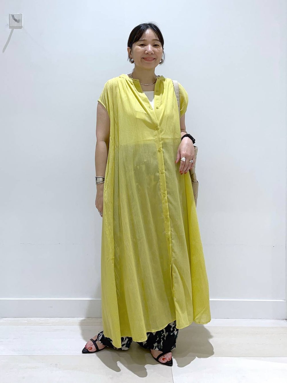 「体型カバー、着痩せ・細見え、カジュアル、ワンピース、パンツ、ナチュラル、サンダル、バッグ、トートバッグ、旅行、海、ベーシック/シンプル、まちがいない服_GLOBAL WORK、GLOBAL WORK」｜「GLOBAL WORKの推しごとキルティングトート/145465（トートバッグ、ベージュ系）」を使った、manasangwさん（レディース・155cm）の夏コーディネートの6枚目の写真