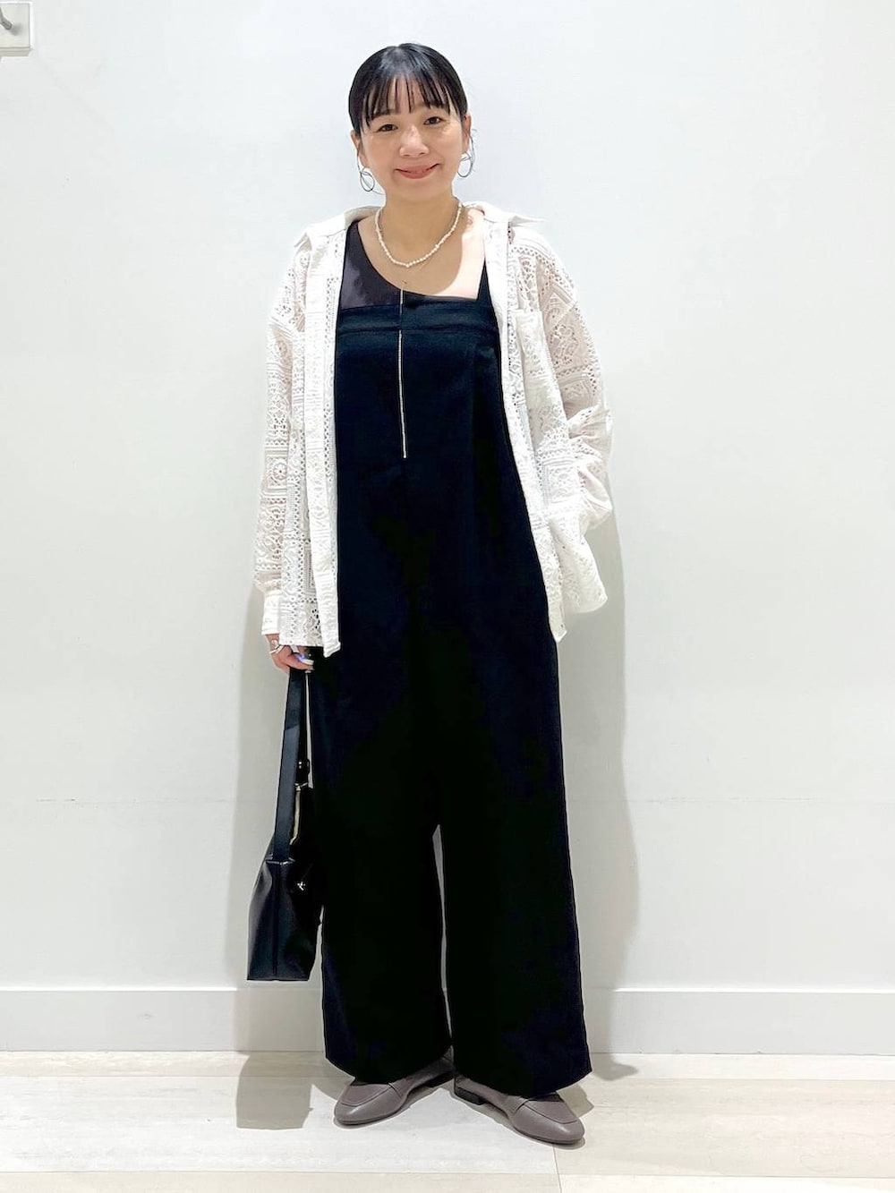 「バッグ、カジュアル、ベーシック/シンプル、まちがいない服_GLOBAL WORK、モノトーン、体型カバー、着痩せ・細見え、シャツ、シャツスタイル、サロペット、タンクトップ、ショルダーバッグ、ローファー、ママコーデ、GLOBAL WORK」｜「GLOBAL WORKのサイズ拡大/らくっション撥水2WAYローファー/131468（ローファー、ブラック系）」を使った、manasangwさん（レディース・155cm）の春コーディネートの6枚目の写真