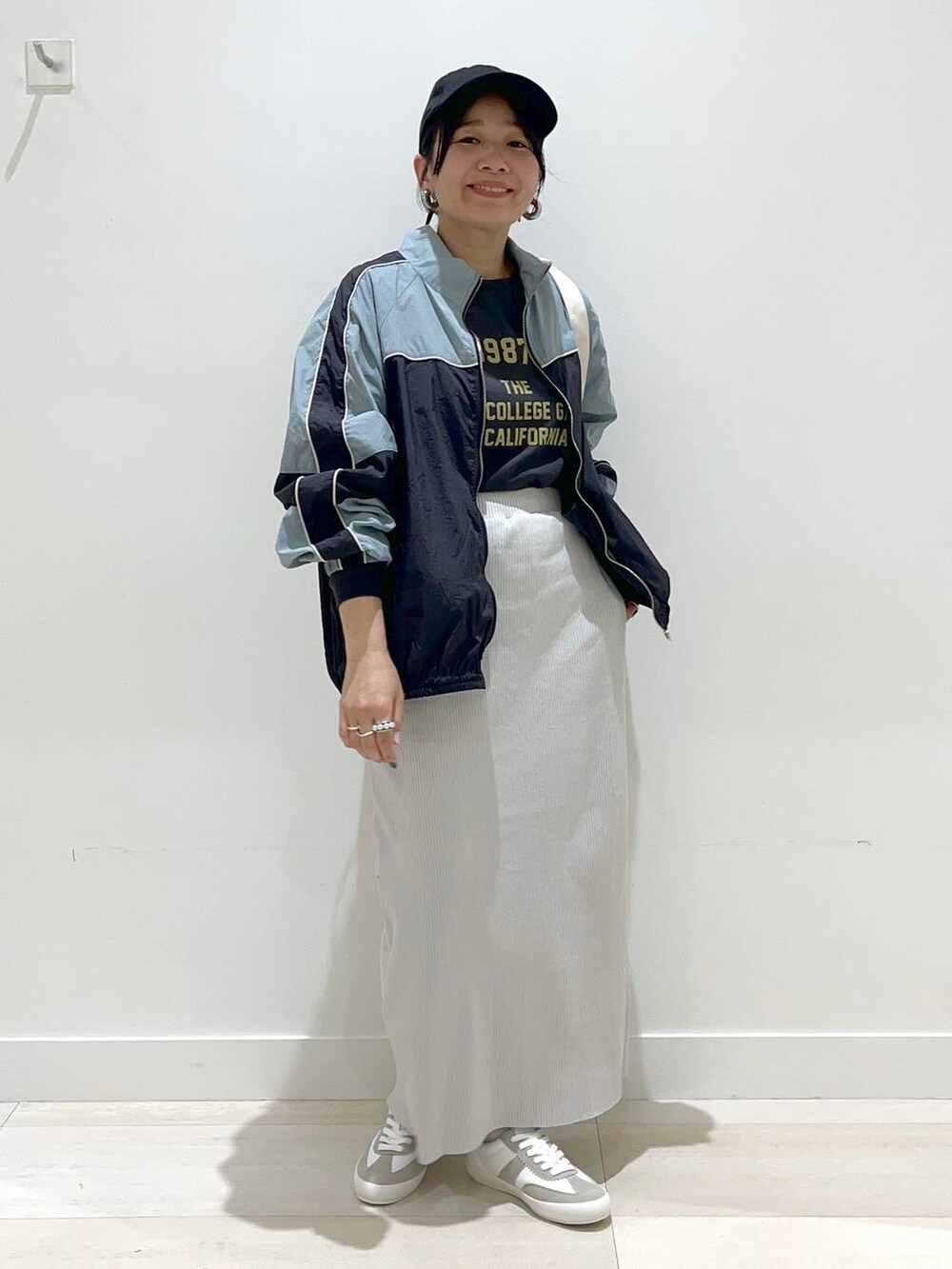 「体型カバー、着痩せ・細見え、カジュアル、アウター、ブルゾン、Tシャツ、スカート、ロングスカート、GLOBAL WORK、ストリート、ベーシック/シンプル、まちがいない服_GLOBAL WORK、ウォッシャブル、ママコーデ」|「GLOBAL WORKのエアかるクラシックスニーカー/135751(スニーカー、ホワイト系)」を使った、manasangwさん(レディース・155cm)の春コーディネートの5枚目の写真