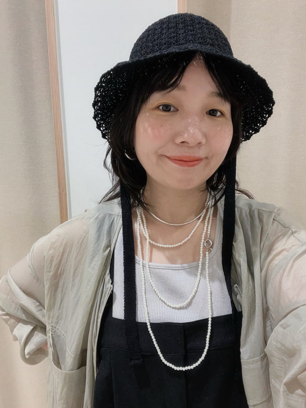 「大人カジュアル、最近のいい感じコーデ、大人女子、春、カジュアルコーデ、モノトーン、サロペット、サロペットコーデ、アウター、シア―ブルゾン、スニーカー、スニーカー女子、スニーカー好きと繋がりたい」｜「GLOBAL WORKのお手入れラクラクセットアップ/オールインワン/289099（つなぎ/オールインワン、ブラック系）」を使った、manasangwさん（レディース・155cm）の春コーディネートの2枚目の写真