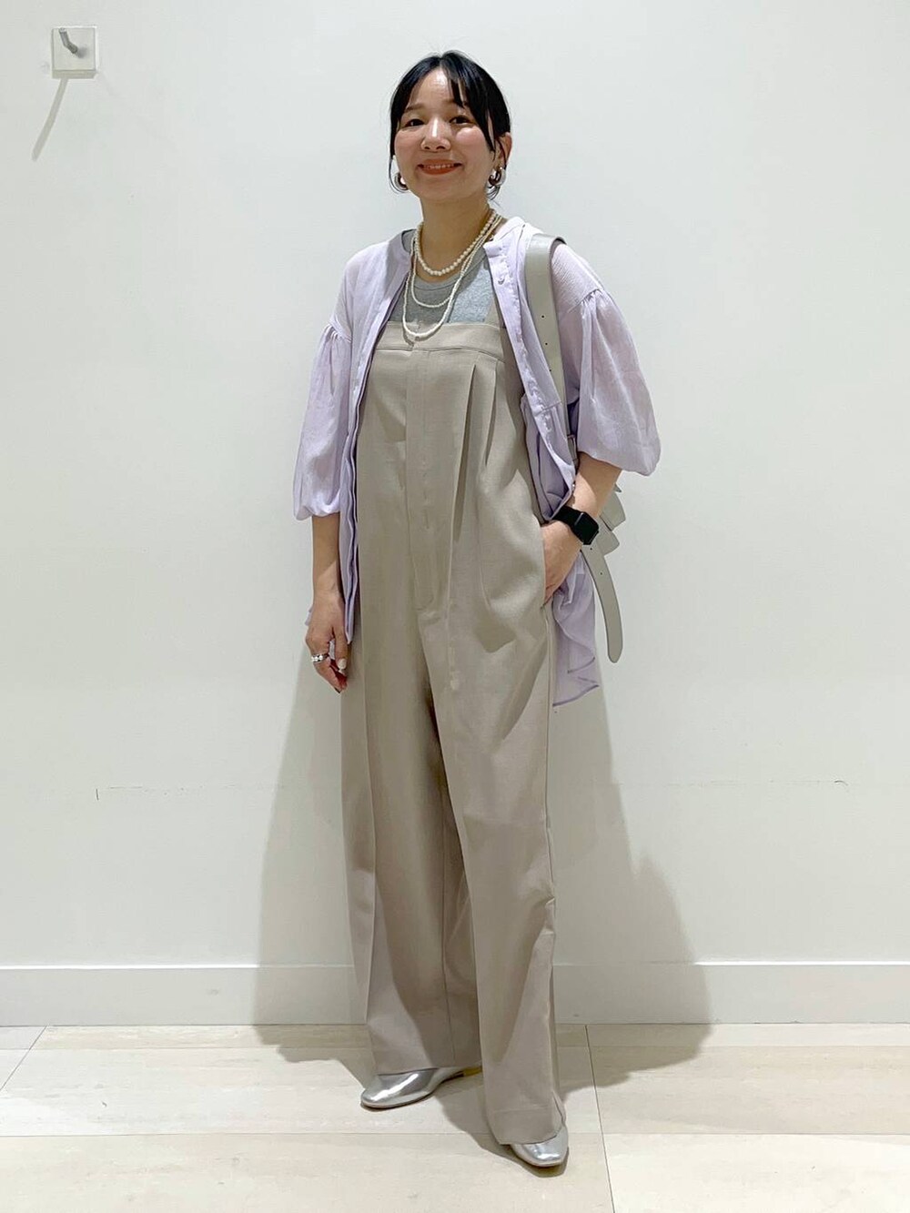 「体型カバー、着痩せ・細見え、カジュアル、ブラウス、シアートップス、サロペット、ネックレス、パンプス、バッグ、ショルダーバッグ、GLOBAL WORK、まちがいない服_GLOBAL WORK、ベーシック/シンプル、フェミニン」|「GLOBAL WORKのらくっションストラップヒールパンプス/145474(パンプス、シルバー系)」を使った、manasangwさん(レディース・155cm)の春コーディネートの5枚目の写真