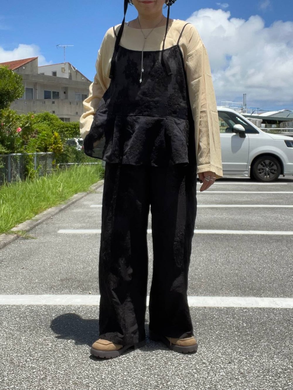 「体型カバー、着痩せ・細見え、カジュアル、ブラウス、キャミソール、パンツ、ワイドパンツ、ママコーデ、studio CLIP、フェミニン、シンプルコーデ、ベーシック/シンプル、シワ軽減」｜「studio CLIPのシアーレイヤードキャミソール（キャミソール、ブラック系）」を使った、manasangwさん（レディース・155cm）の夏コーディネートの4枚目の写真
