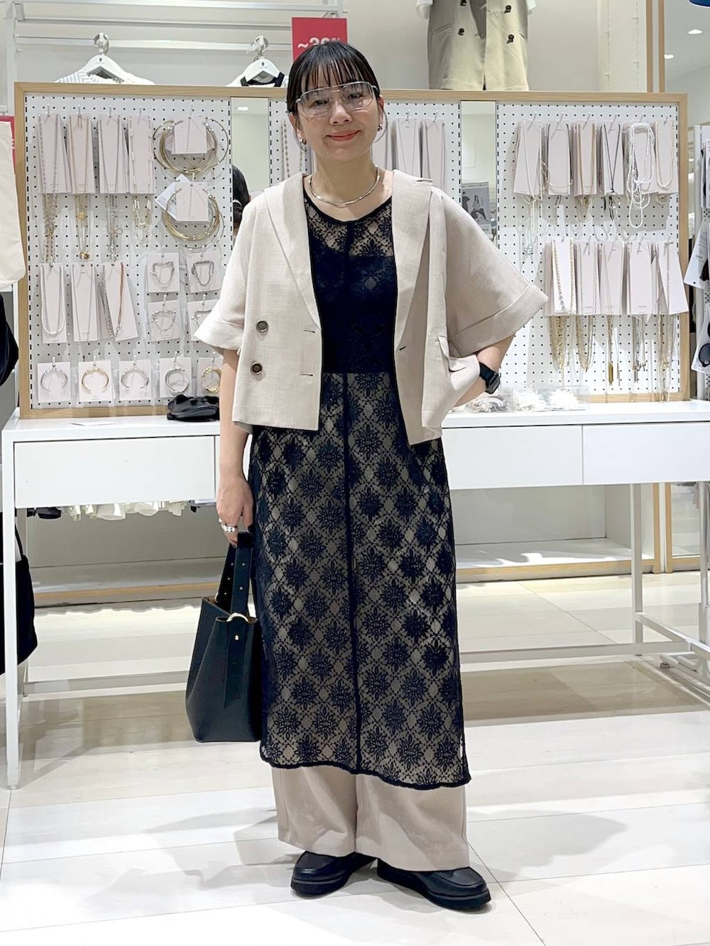 「体型カバー、着痩せ・細見え、カジュアル、ワンピース、パンツ、ジャケット、ワイドパンツ、ジャケットスタイル、アウター、ローファー、バッグ、ハンドバッグ、ショルダーバッグ、ネックレス、GLOBAL WORK」｜「GLOBAL WORKのエアかる厚底ローファー/136031（ローファー、ブラック系）」を使った、manasangwさん（レディース・155cm）の春コーディネートの5枚目の写真