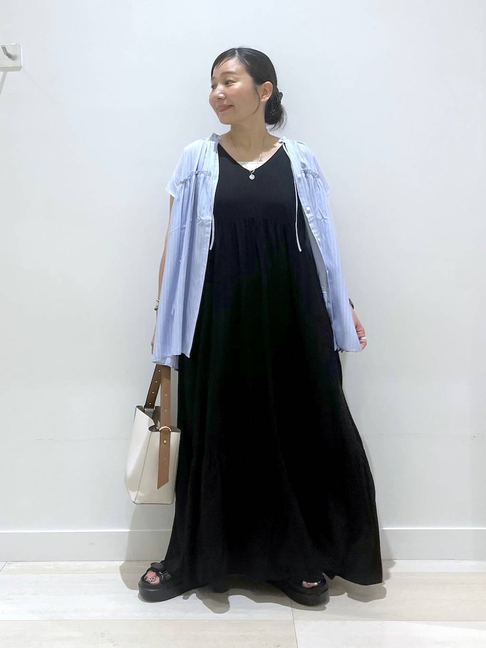 「体型カバー、着痩せ・細見え、カジュアル、ブラウス、バッグ、ワンピース、ノースリーブ、ハンドバッグ、ショルダーバッグ、サンダル、ママコーデ、まちがいない服_GLOBAL WORK、さらさらリラックス_GLOBAL WORK、フェミニン、ベーシック/シンプル」|「GLOBAL WORKのスペ軽5WAYショルダー/253022(ショルダーバッグ、ホワイト系)」を使った、manasangwさん(レディース・155cm)の夏コーディネートの6枚目の写真