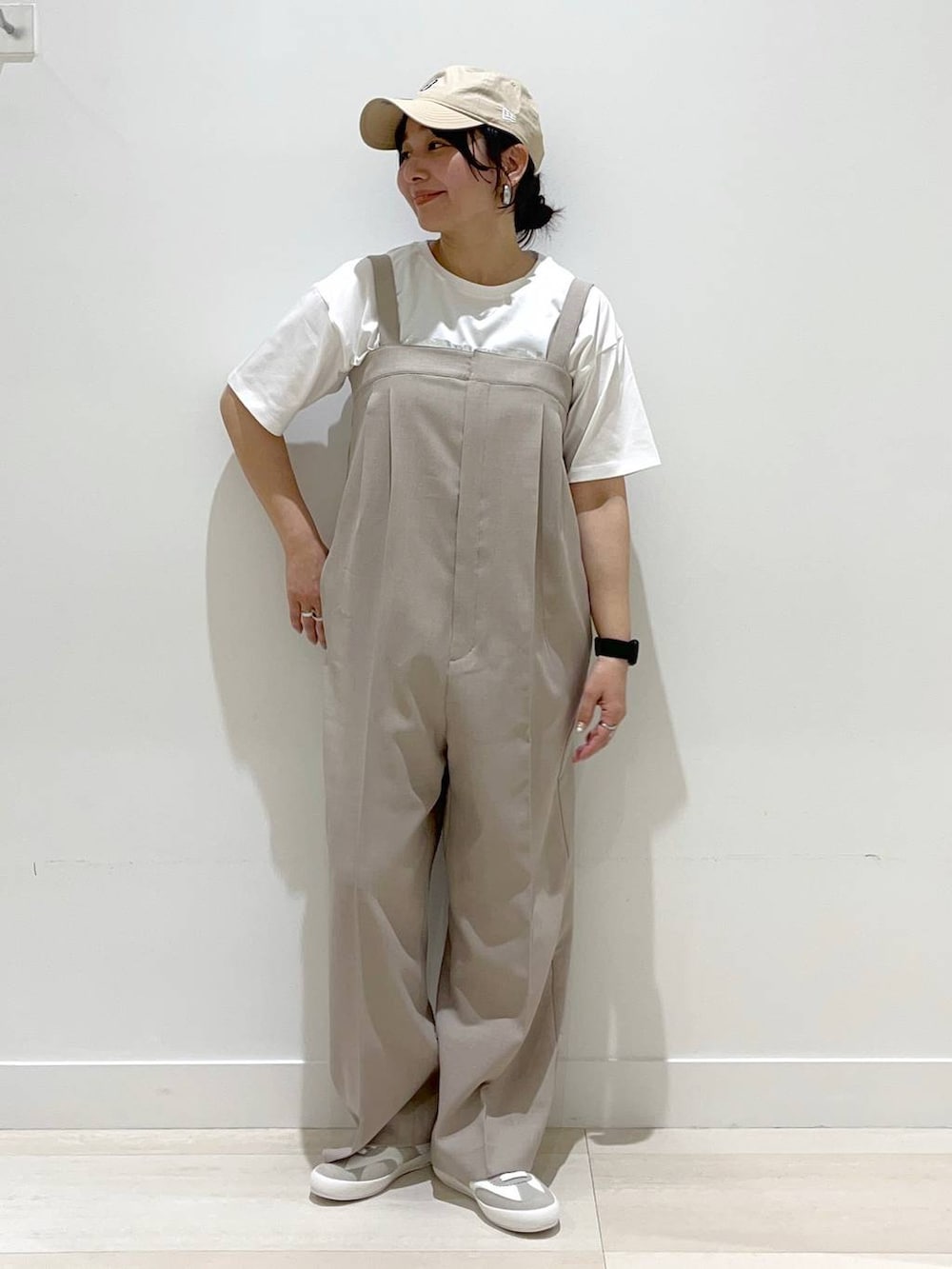 「体型カバー、着痩せ・細見え、カジュアル、シャツ、Tシャツ、シャツスタイル、サロペット、スニーカー、キャップ、バッグ、リュック・バッグ、ママコーデ、まちがいない服_GLOBAL WORK、ベーシック/シンプル、シンプルコーデ」|「GLOBAL WORKの撥水軽量6ポケットリュック/105031(バックパック/リュック、ブラウン系)」を使った、manasangwさん(レディース・155cm)の春コーディネートの6枚目の写真