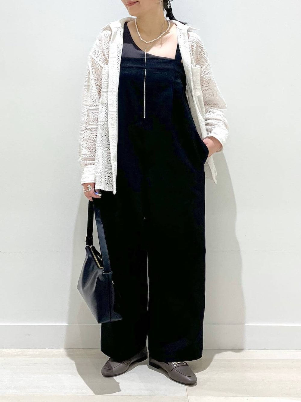 「バッグ、カジュアル、ベーシック/シンプル、まちがいない服_GLOBAL WORK、モノトーン、体型カバー、着痩せ・細見え、シャツ、シャツスタイル、サロペット、タンクトップ、ショルダーバッグ、ローファー、ママコーデ、GLOBAL WORK」｜「GLOBAL WORKのサイズ拡大/らくっション撥水2WAYローファー/131468（ローファー、ブラック系）」を使った、manasangwさん（レディース・155cm）の春コーディネートの4枚目の写真