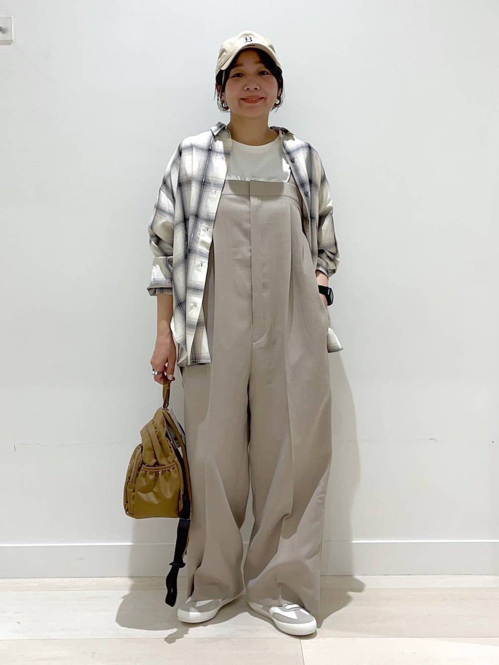 「体型カバー、着痩せ・細見え、カジュアル、シャツ、Tシャツ、シャツスタイル、サロペット、スニーカー、キャップ、バッグ、リュック・バッグ、ママコーデ、まちがいない服_GLOBAL WORK、ベーシック/シンプル、シンプルコーデ」|「GLOBAL WORKの撥水軽量6ポケットリュック/105031(バックパック/リュック、ブラウン系)」を使った、manasangwさん(レディース・155cm)の春コーディネートの5枚目の写真