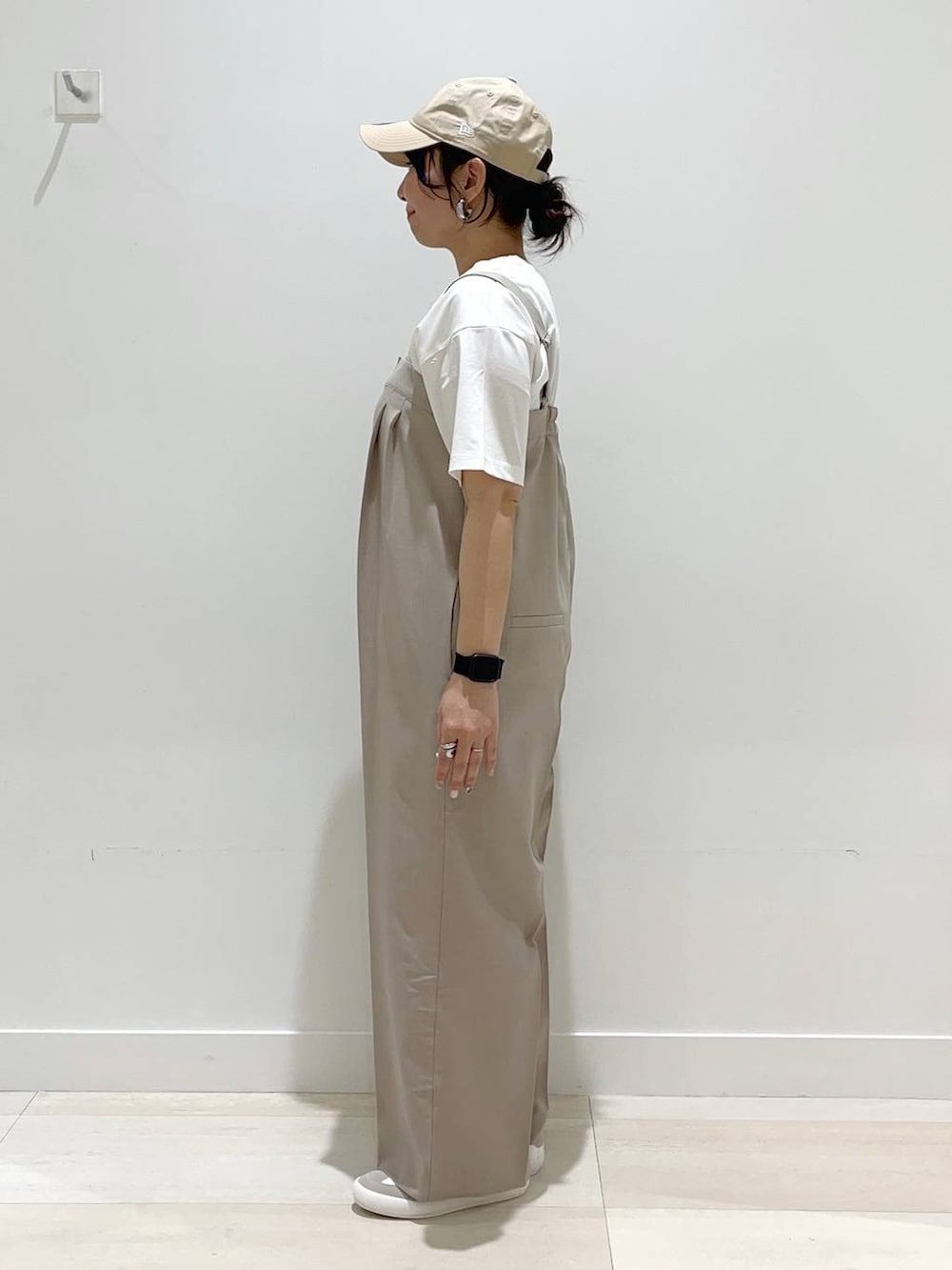 「体型カバー、着痩せ・細見え、カジュアル、シャツ、Tシャツ、シャツスタイル、サロペット、スニーカー、キャップ、バッグ、リュック・バッグ、ママコーデ、まちがいない服_GLOBAL WORK、ベーシック/シンプル、シンプルコーデ」|「GLOBAL WORKの撥水軽量6ポケットリュック/105031(バックパック/リュック、ブラウン系)」を使った、manasangwさん(レディース・155cm)の春コーディネートの7枚目の写真