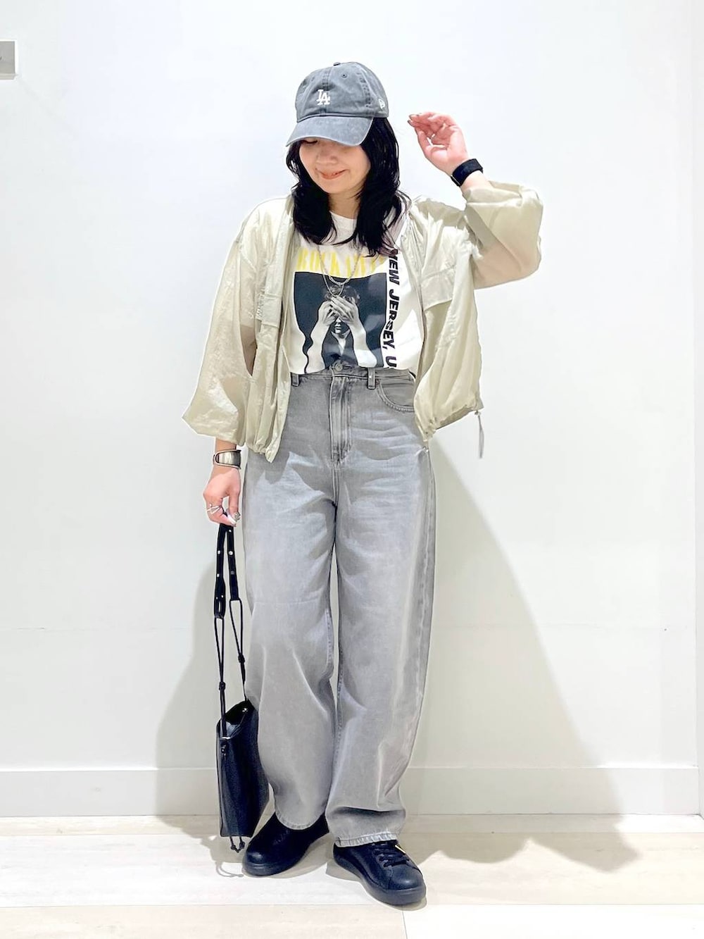 「体型カバー、着痩せ・細見え、カジュアル、アウター、Tシャツ、パンツ、ワイドパンツ、バッグ、デニムパンツ、GLOBAL WORK、シアートップス、キャップ、ショルダーバッグ、ママコーデ、まちがいない服_GLOBAL WORK」|「GLOBAL WORKのエアかるコートスニーカー/135742(スニーカー、ブラック系)」を使った、manasangwさん(レディース・155cm)の春コーディネートの5枚目の写真