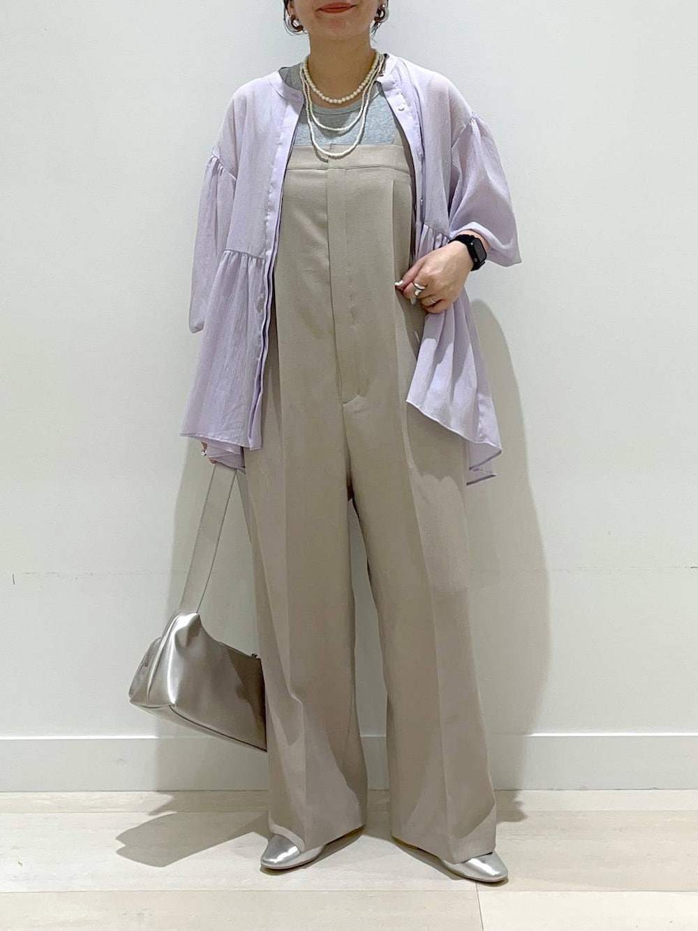 「体型カバー、着痩せ・細見え、カジュアル、ブラウス、シアートップス、サロペット、ネックレス、パンプス、バッグ、ショルダーバッグ、GLOBAL WORK、まちがいない服_GLOBAL WORK、ベーシック/シンプル、フェミニン」|「GLOBAL WORKのらくっションストラップヒールパンプス/145474(パンプス、シルバー系)」を使った、manasangwさん(レディース・155cm)の春コーディネートの4枚目の写真