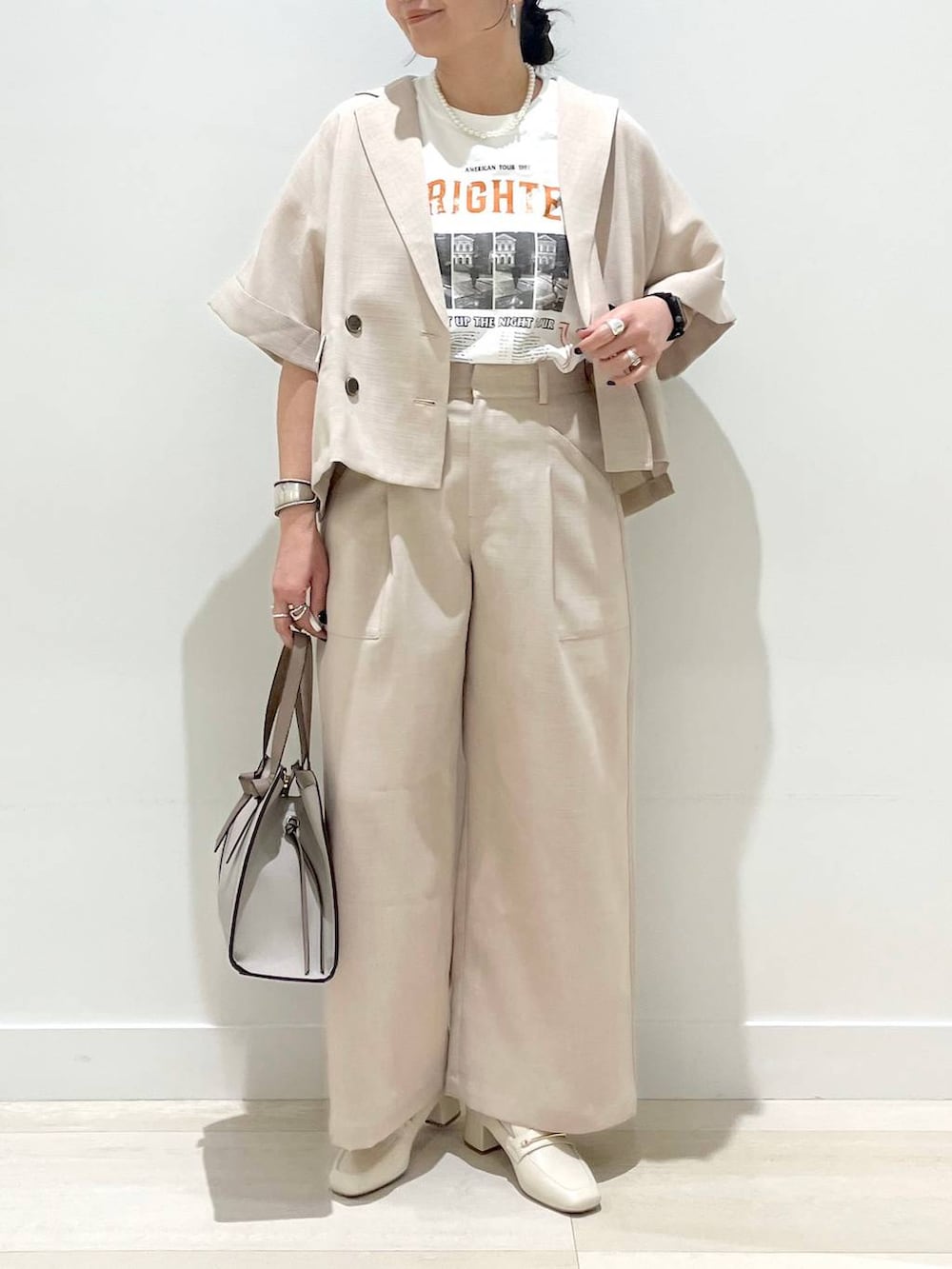 「体型カバー、着痩せ・細見え、カジュアル、アウター、Tシャツ、ジャケット、ジャケットスタイル、パンツ、ワイドパンツ、パンプス、ローファー、バッグ、ハンドバッグ、ショルダーバッグ、まちがいない服_GLOBAL WORK」｜「GLOBAL WORKのらくっションヒールローファー/136033（ローファー、ベージュ系）」を使った、manasangwさん（レディース・155cm）の春コーディネートの4枚目の写真
