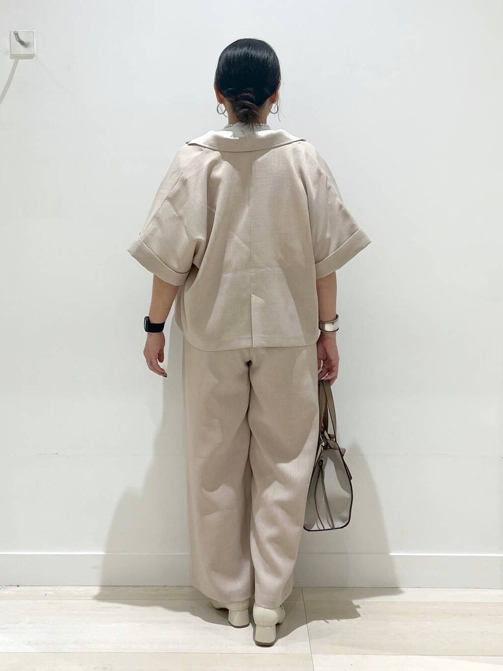 「体型カバー、着痩せ・細見え、カジュアル、アウター、Tシャツ、ジャケット、ジャケットスタイル、パンツ、ワイドパンツ、パンプス、ローファー、バッグ、ハンドバッグ、ショルダーバッグ、まちがいない服_GLOBAL WORK」｜「GLOBAL WORKのらくっションヒールローファー/136033（ローファー、ベージュ系）」を使った、manasangwさん（レディース・155cm）の春コーディネートの3枚目の写真