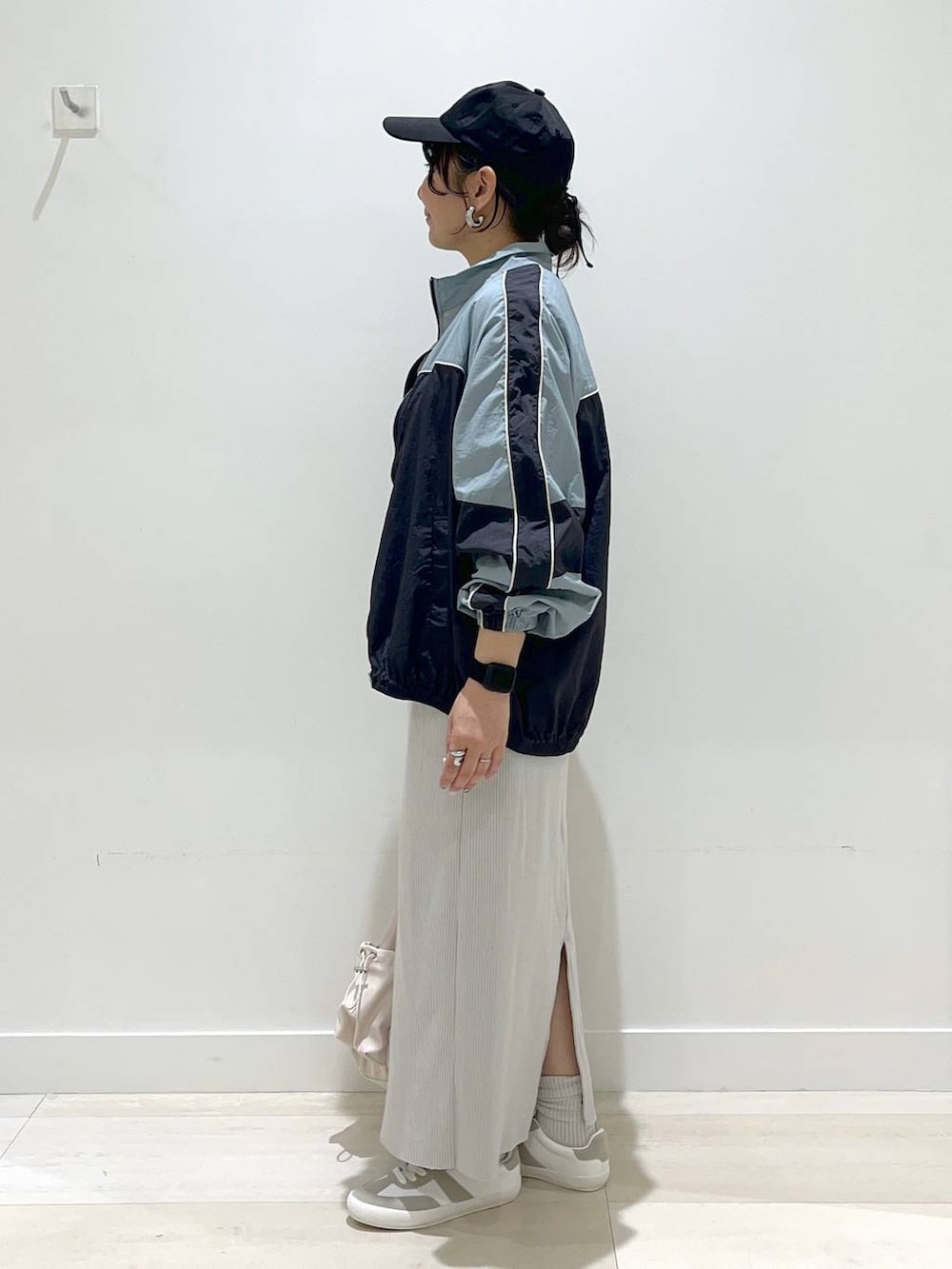 「体型カバー、着痩せ・細見え、カジュアル、アウター、ブルゾン、Tシャツ、スカート、ロングスカート、GLOBAL WORK、ストリート、ベーシック/シンプル、まちがいない服_GLOBAL WORK、ウォッシャブル、ママコーデ」|「GLOBAL WORKのエアかるクラシックスニーカー/135751(スニーカー、ホワイト系)」を使った、manasangwさん(レディース・155cm)の春コーディネートの2枚目の写真