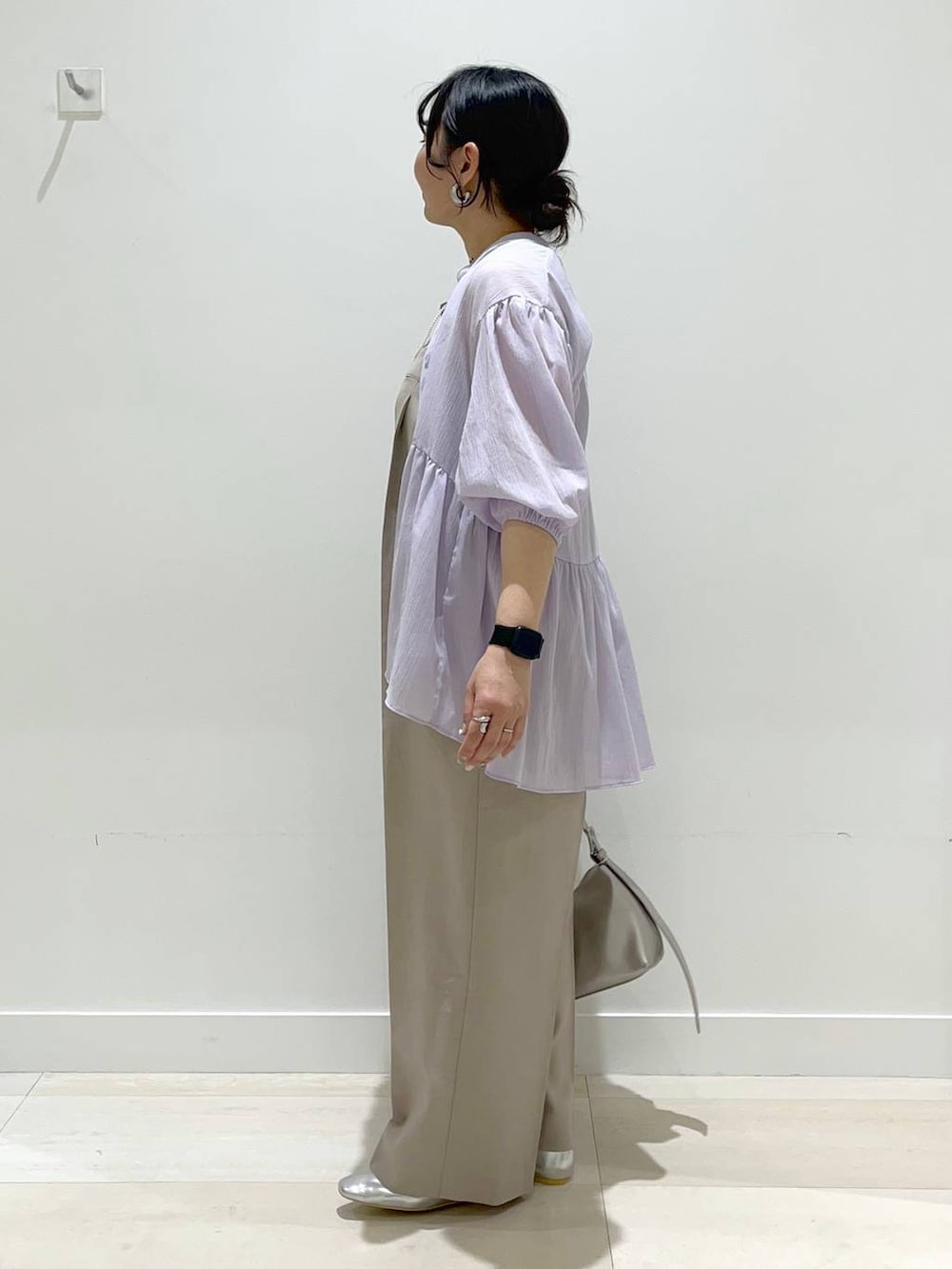 「体型カバー、着痩せ・細見え、カジュアル、ブラウス、シアートップス、サロペット、ネックレス、パンプス、バッグ、ショルダーバッグ、GLOBAL WORK、まちがいない服_GLOBAL WORK、ベーシック/シンプル、フェミニン」|「GLOBAL WORKのらくっションストラップヒールパンプス/145474(パンプス、シルバー系)」を使った、manasangwさん(レディース・155cm)の春コーディネートの2枚目の写真