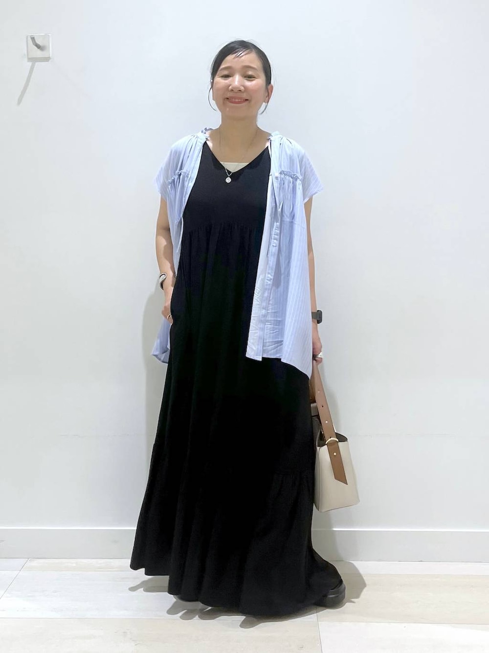 「体型カバー、着痩せ・細見え、カジュアル、ブラウス、バッグ、ワンピース、ノースリーブ、ハンドバッグ、ショルダーバッグ、サンダル、ママコーデ、まちがいない服_GLOBAL WORK、さらさらリラックス_GLOBAL WORK、フェミニン、ベーシック/シンプル」|「GLOBAL WORKのスペ軽5WAYショルダー/253022(ショルダーバッグ、ホワイト系)」を使った、manasangwさん(レディース・155cm)の夏コーディネートの5枚目の写真