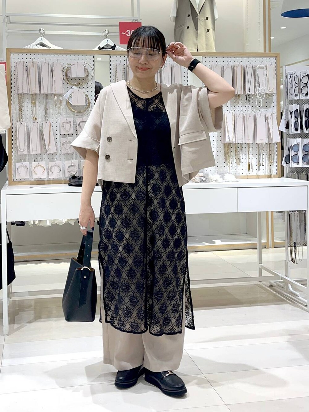 「体型カバー、着痩せ・細見え、カジュアル、ワンピース、パンツ、ジャケット、ワイドパンツ、ジャケットスタイル、アウター、ローファー、バッグ、ハンドバッグ、ショルダーバッグ、ネックレス、GLOBAL WORK」｜「GLOBAL WORKのエアかる厚底ローファー/136031（ローファー、ブラック系）」を使った、manasangwさん（レディース・155cm）の春コーディネートの6枚目の写真