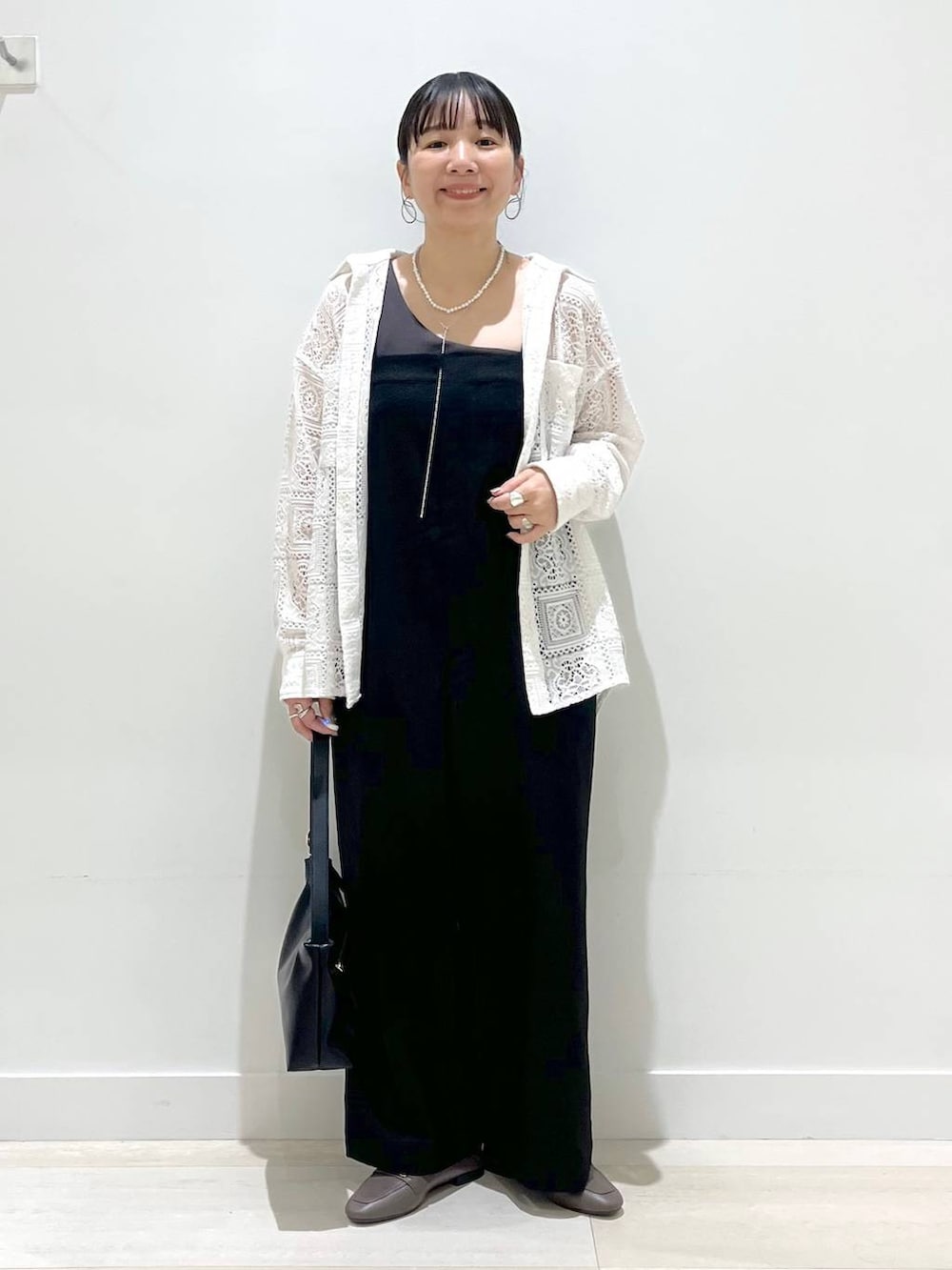 「バッグ、カジュアル、ベーシック/シンプル、まちがいない服_GLOBAL WORK、モノトーン、体型カバー、着痩せ・細見え、シャツ、シャツスタイル、サロペット、タンクトップ、ショルダーバッグ、ローファー、ママコーデ、GLOBAL WORK」｜「GLOBAL WORKのサイズ拡大/らくっション撥水2WAYローファー/131468（ローファー、ブラック系）」を使った、manasangwさん（レディース・155cm）の春コーディネートの5枚目の写真