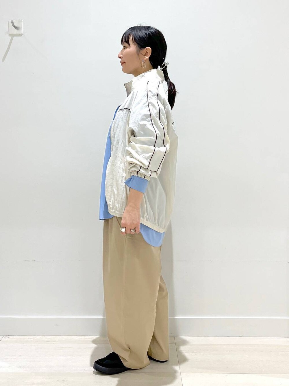 「体型カバー、着痩せ・細見え、カジュアル、アウター、シャツ、シャツスタイル、ママコーデ、パンツ、ワイドパンツ、GLOBAL WORK、ベーシック/シンプル、シンプルコーデ、トラッド、まちがいない服_GLOBAL WORK」｜「GLOBAL WORKのエアかるクラシックスニーカー/135751（スニーカー、ブラック系）」を使った、manasangwさん（レディース・155cm）の春コーディネートの2枚目の写真