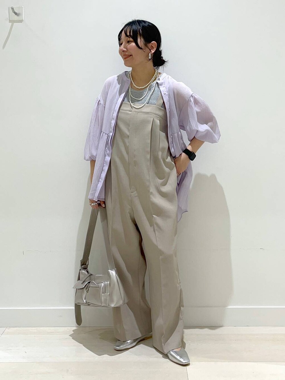 「体型カバー、着痩せ・細見え、カジュアル、ブラウス、シアートップス、サロペット、ネックレス、パンプス、バッグ、ショルダーバッグ、GLOBAL WORK、まちがいない服_GLOBAL WORK、ベーシック/シンプル、フェミニン」|「GLOBAL WORKのらくっションストラップヒールパンプス/145474(パンプス、シルバー系)」を使った、manasangwさん(レディース・155cm)の春コーディネートの7枚目の写真