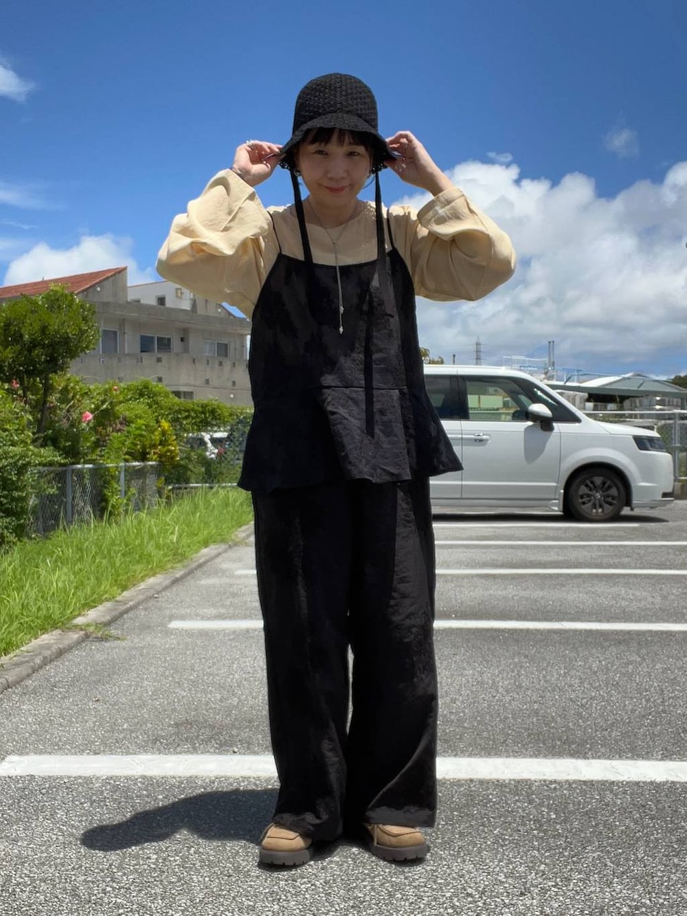 「体型カバー、着痩せ・細見え、カジュアル、ブラウス、キャミソール、パンツ、ワイドパンツ、ママコーデ、studio CLIP、フェミニン、シンプルコーデ、ベーシック/シンプル、シワ軽減」｜「studio CLIPのシアーレイヤードキャミソール（キャミソール、ブラック系）」を使った、manasangwさん（レディース・155cm）の夏コーディネートの6枚目の写真