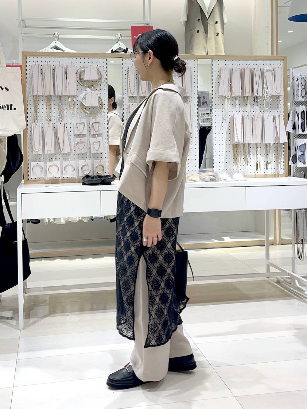 「体型カバー、着痩せ・細見え、カジュアル、ワンピース、パンツ、ジャケット、ワイドパンツ、ジャケットスタイル、アウター、ローファー、バッグ、ハンドバッグ、ショルダーバッグ、ネックレス、GLOBAL WORK」｜「GLOBAL WORKのエアかる厚底ローファー/136031（ローファー、ブラック系）」を使った、manasangwさん（レディース・155cm）の春コーディネートの2枚目の写真