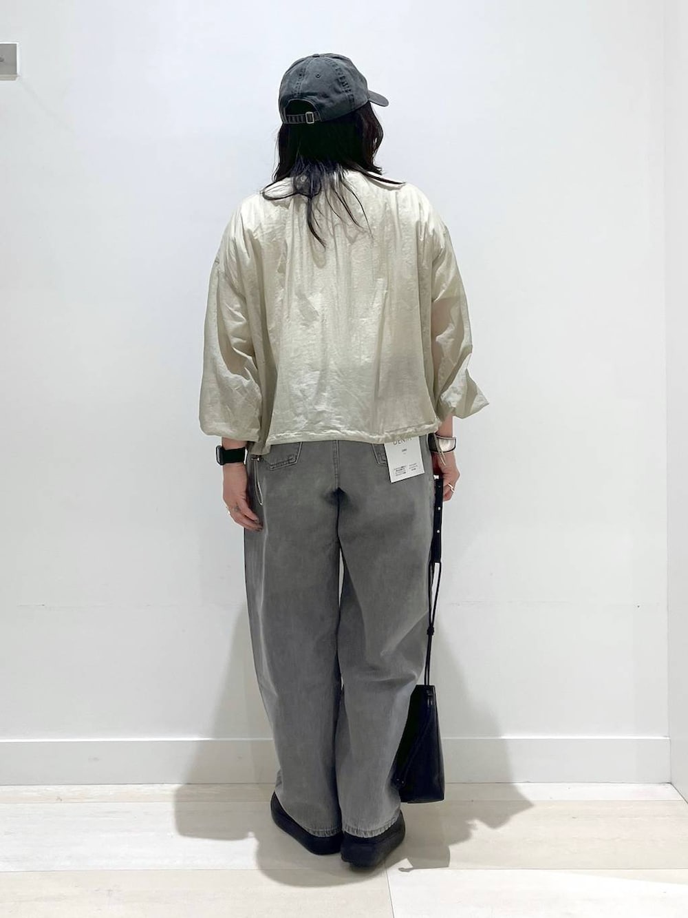 「体型カバー、着痩せ・細見え、カジュアル、アウター、Tシャツ、パンツ、ワイドパンツ、バッグ、デニムパンツ、GLOBAL WORK、シアートップス、キャップ、ショルダーバッグ、ママコーデ、まちがいない服_GLOBAL WORK」|「GLOBAL WORKのエアかるコートスニーカー/135742(スニーカー、ブラック系)」を使った、manasangwさん(レディース・155cm)の春コーディネートの3枚目の写真