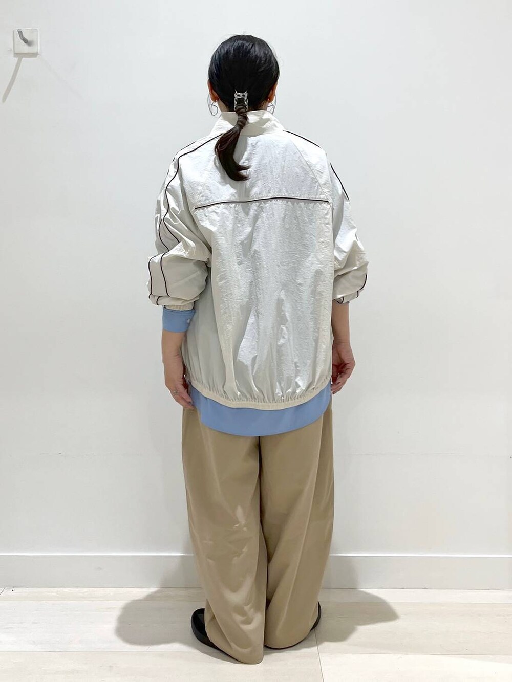 「体型カバー、着痩せ・細見え、カジュアル、アウター、シャツ、シャツスタイル、ママコーデ、パンツ、ワイドパンツ、GLOBAL WORK、ベーシック/シンプル、シンプルコーデ、トラッド、まちがいない服_GLOBAL WORK」｜「GLOBAL WORKのエアかるクラシックスニーカー/135751（スニーカー、ブラック系）」を使った、manasangwさん（レディース・155cm）の春コーディネートの3枚目の写真
