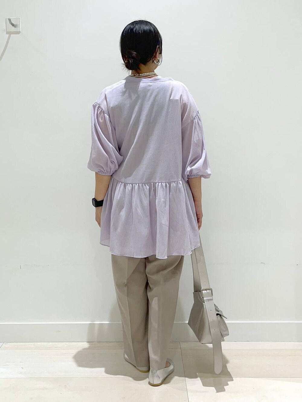 「体型カバー、着痩せ・細見え、カジュアル、ブラウス、シアートップス、サロペット、ネックレス、パンプス、バッグ、ショルダーバッグ、GLOBAL WORK、まちがいない服_GLOBAL WORK、ベーシック/シンプル、フェミニン」|「GLOBAL WORKのらくっションストラップヒールパンプス/145474(パンプス、シルバー系)」を使った、manasangwさん(レディース・155cm)の春コーディネートの3枚目の写真