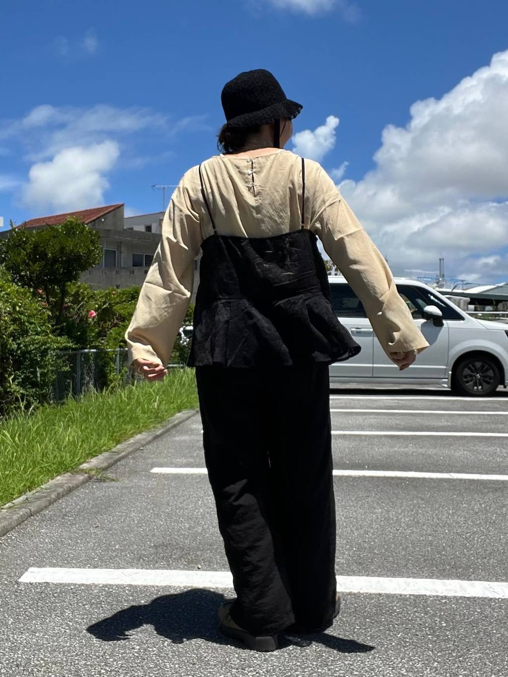 「体型カバー、着痩せ・細見え、カジュアル、ブラウス、キャミソール、パンツ、ワイドパンツ、ママコーデ、studio CLIP、フェミニン、シンプルコーデ、ベーシック/シンプル、シワ軽減」｜「studio CLIPのシアーレイヤードキャミソール（キャミソール、ブラック系）」を使った、manasangwさん（レディース・155cm）の夏コーディネートの3枚目の写真