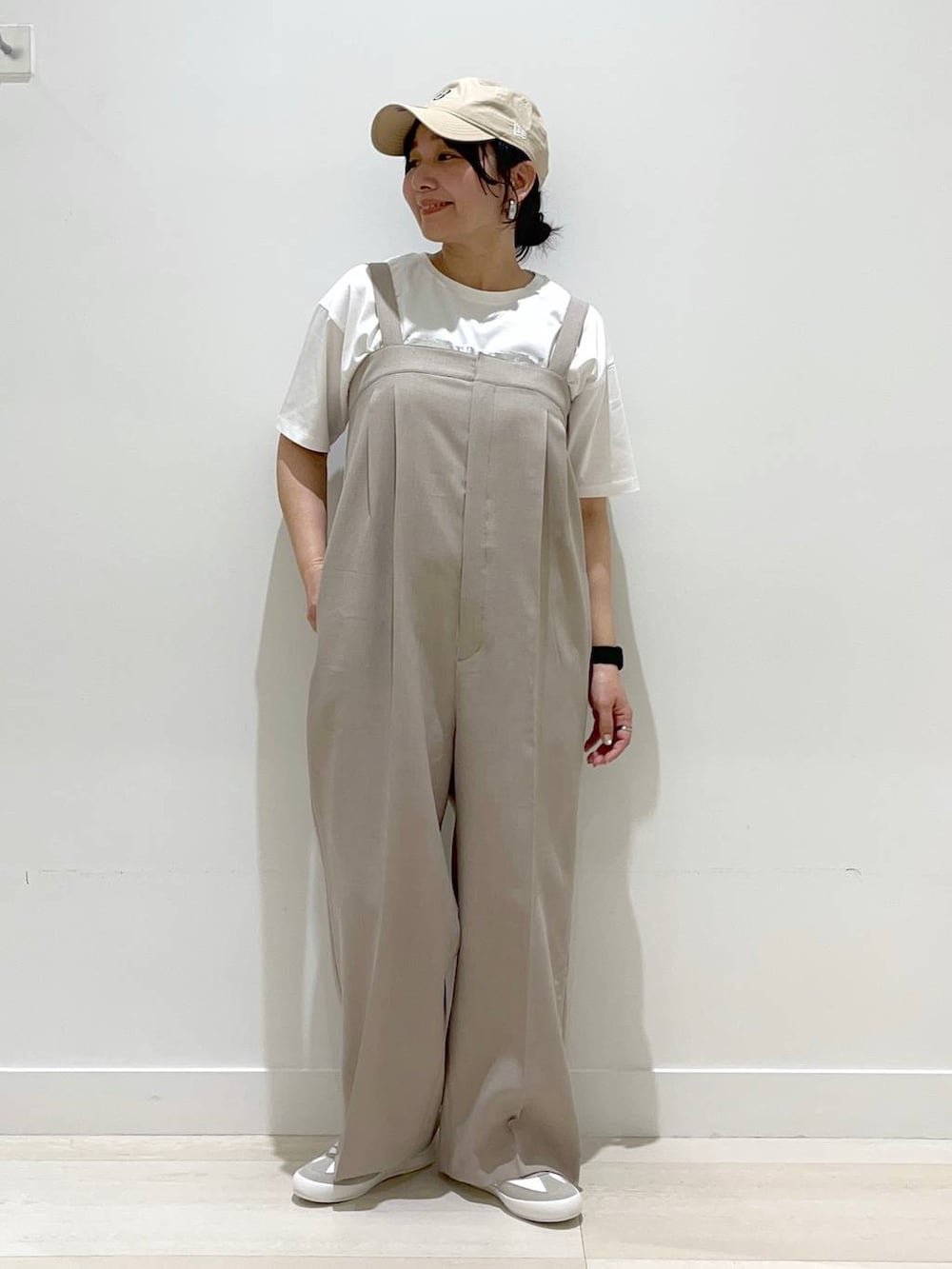 「体型カバー、着痩せ・細見え、カジュアル、シャツ、Tシャツ、シャツスタイル、サロペット、スニーカー、キャップ、バッグ、リュック・バッグ、ママコーデ、まちがいない服_GLOBAL WORK、ベーシック/シンプル、シンプルコーデ」|「GLOBAL WORKの撥水軽量6ポケットリュック/105031(バックパック/リュック、ブラウン系)」を使った、manasangwさん(レディース・155cm)の春コーディネートの9枚目の写真