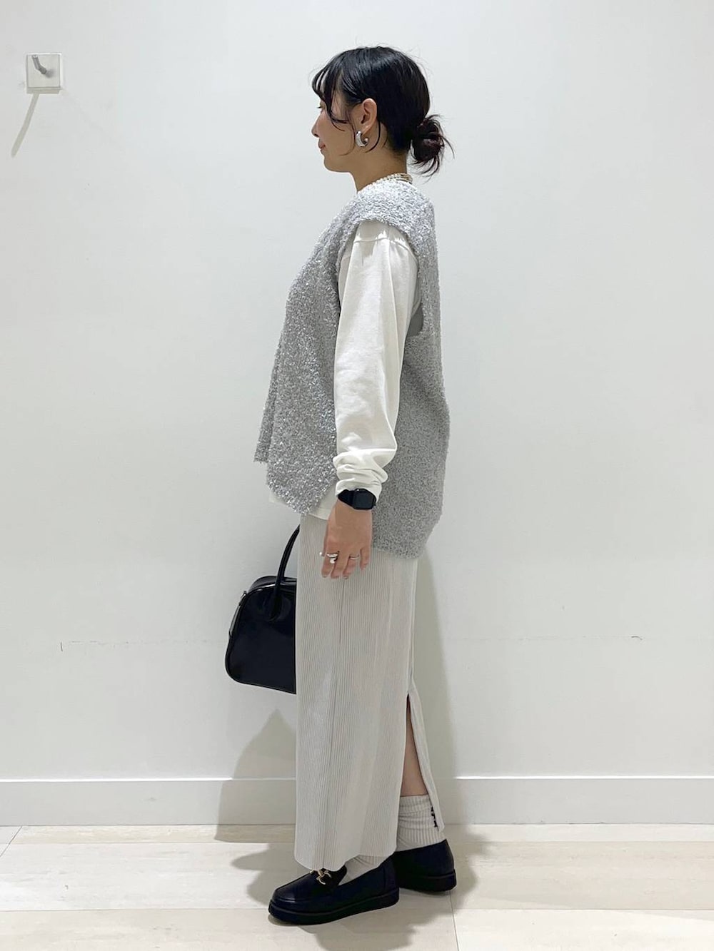 「体型カバー、着痩せ・細見え、カジュアル、ニット、ニットベスト、ロンT、スカート、ロングスカート、バッグ、ネックレス、ハンドバッグ、ショルダーバッグ、ローファー、まちがいない服_GLOBAL WORK、GLOBAL WORK」|「GLOBAL WORKのエアかる厚底ローファー/136031(ローファー、ブラック系)」を使った、manasangwさん(レディース・155cm)の春コーディネートの2枚目の写真