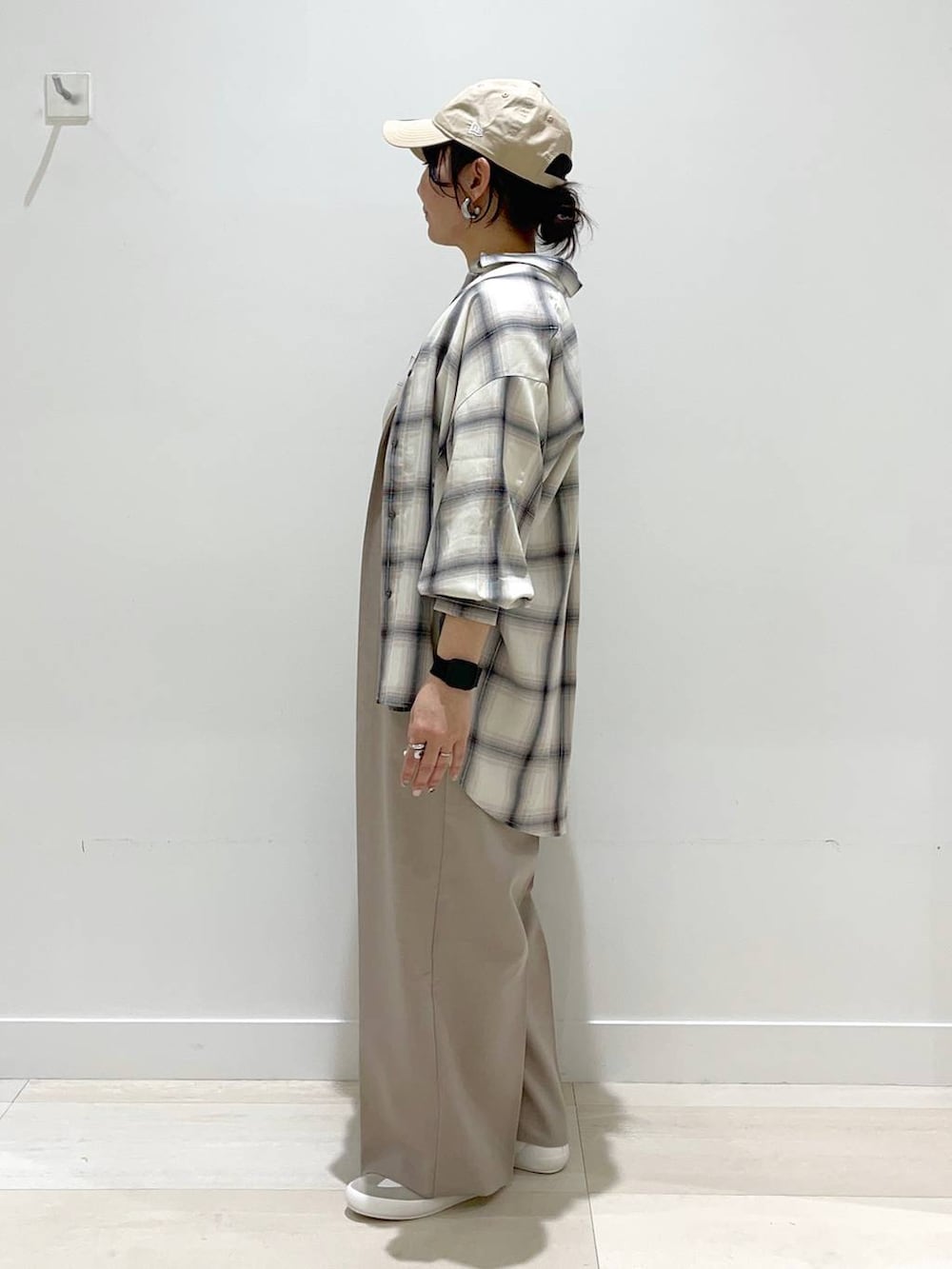 「体型カバー、着痩せ・細見え、カジュアル、シャツ、Tシャツ、シャツスタイル、サロペット、スニーカー、キャップ、バッグ、リュック・バッグ、ママコーデ、まちがいない服_GLOBAL WORK、ベーシック/シンプル、シンプルコーデ」|「GLOBAL WORKの撥水軽量6ポケットリュック/105031(バックパック/リュック、ブラウン系)」を使った、manasangwさん(レディース・155cm)の春コーディネートの2枚目の写真