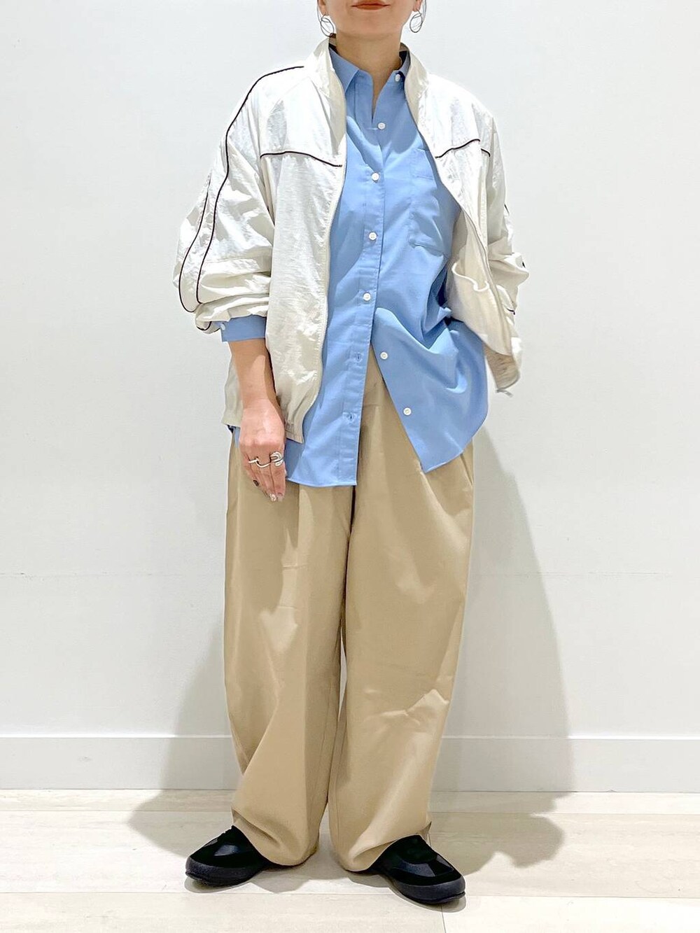 「体型カバー、着痩せ・細見え、カジュアル、アウター、シャツ、シャツスタイル、ママコーデ、パンツ、ワイドパンツ、GLOBAL WORK、ベーシック/シンプル、シンプルコーデ、トラッド、まちがいない服_GLOBAL WORK」｜「GLOBAL WORKのエアかるクラシックスニーカー/135751（スニーカー、ブラック系）」を使った、manasangwさん（レディース・155cm）の春コーディネートの4枚目の写真