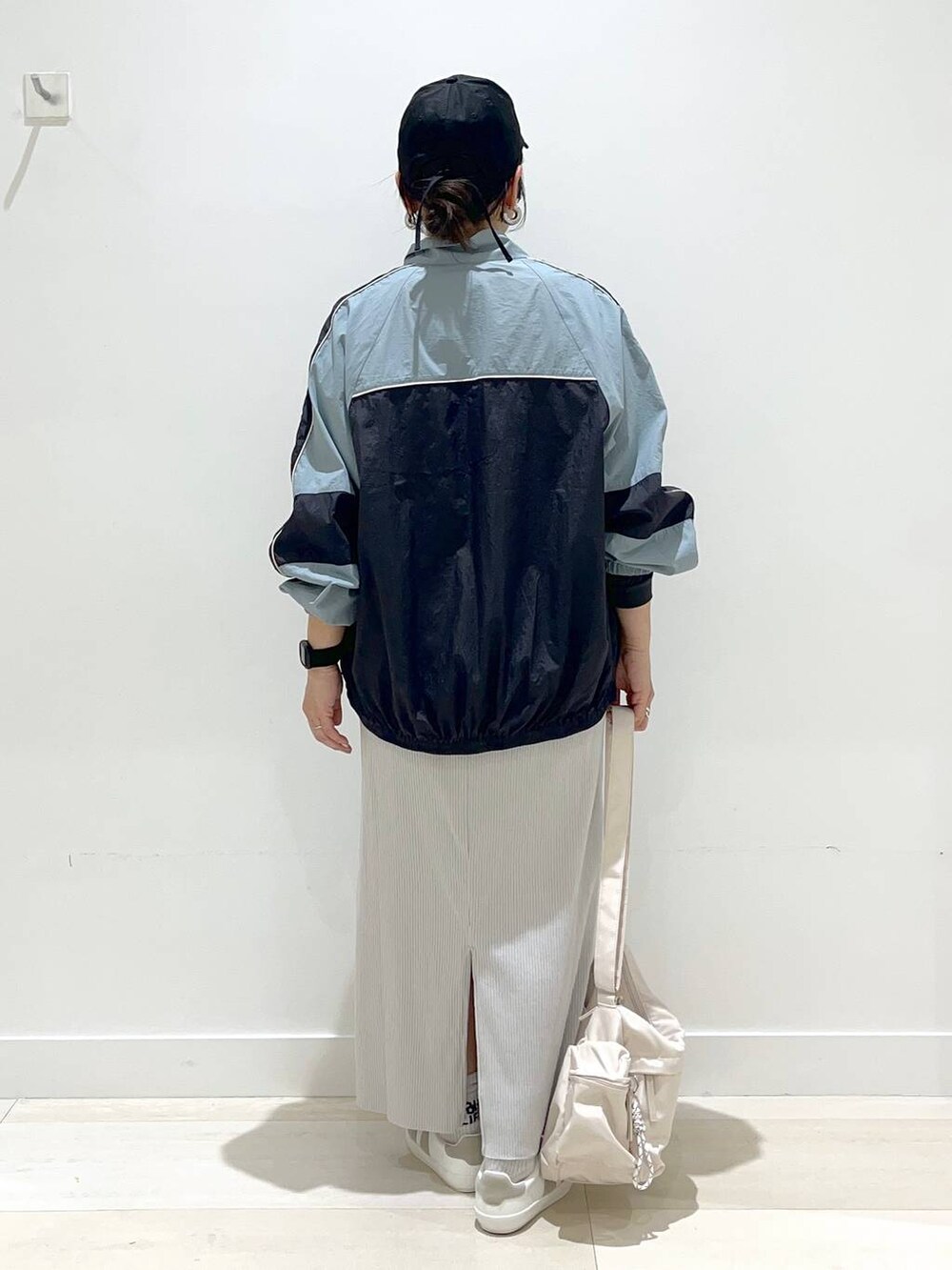 「体型カバー、着痩せ・細見え、カジュアル、アウター、ブルゾン、Tシャツ、スカート、ロングスカート、GLOBAL WORK、ストリート、ベーシック/シンプル、まちがいない服_GLOBAL WORK、ウォッシャブル、ママコーデ」|「GLOBAL WORKのエアかるクラシックスニーカー/135751(スニーカー、ホワイト系)」を使った、manasangwさん(レディース・155cm)の春コーディネートの3枚目の写真