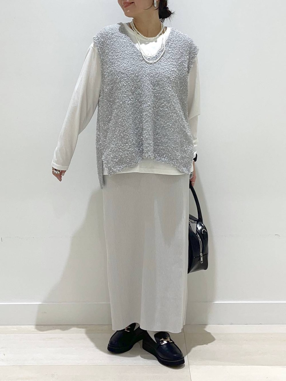 「体型カバー、着痩せ・細見え、カジュアル、ニット、ニットベスト、ロンT、スカート、ロングスカート、バッグ、ネックレス、ハンドバッグ、ショルダーバッグ、ローファー、まちがいない服_GLOBAL WORK、GLOBAL WORK」|「GLOBAL WORKのエアかる厚底ローファー/136031(ローファー、ブラック系)」を使った、manasangwさん(レディース・155cm)の春コーディネートの4枚目の写真