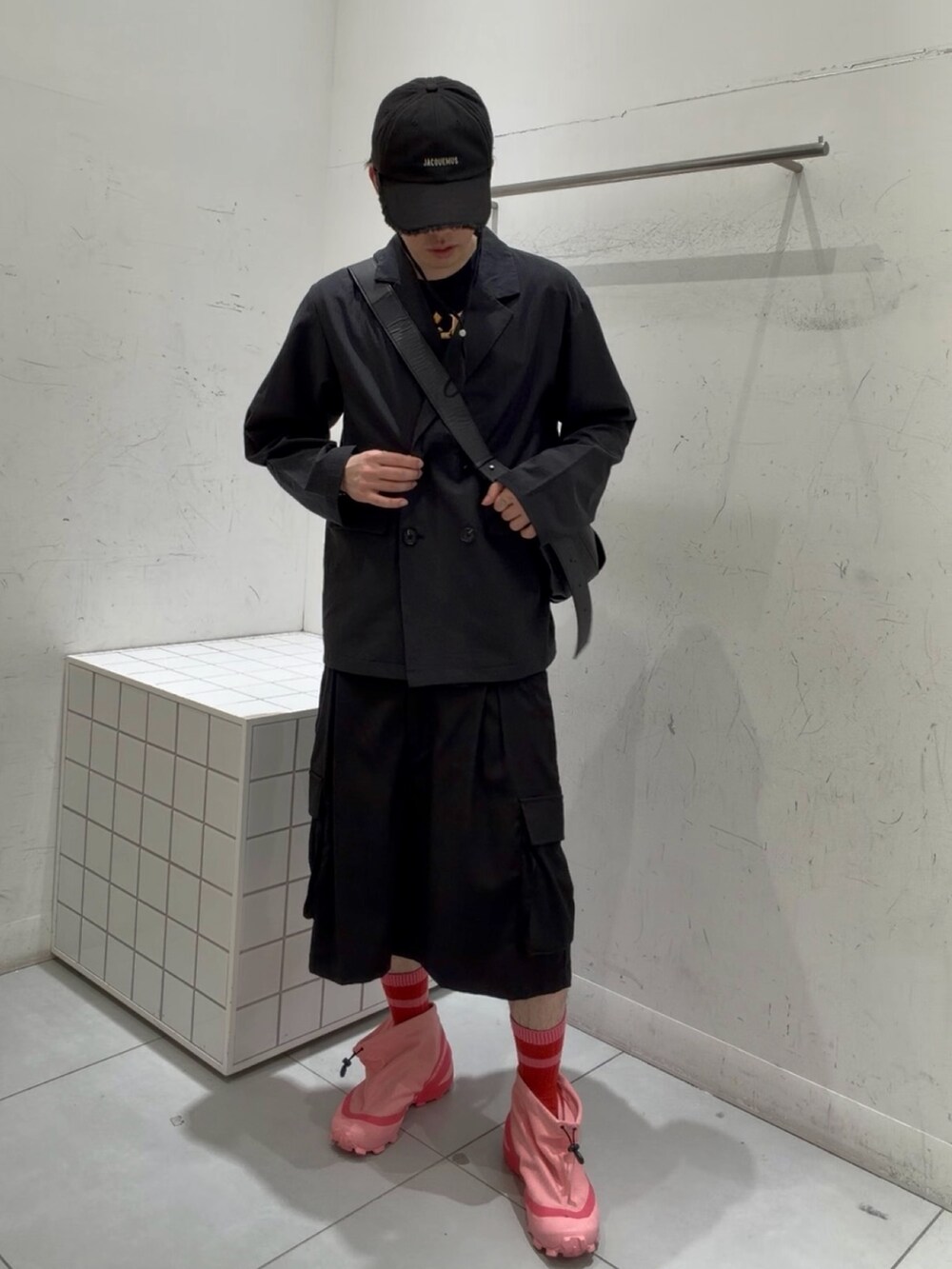 ブラック系のショルダーバッグ、ブラック系のその他パンツ、ブラック系のその他アウターを着用したメンズの春コーディネートの2枚目の写真