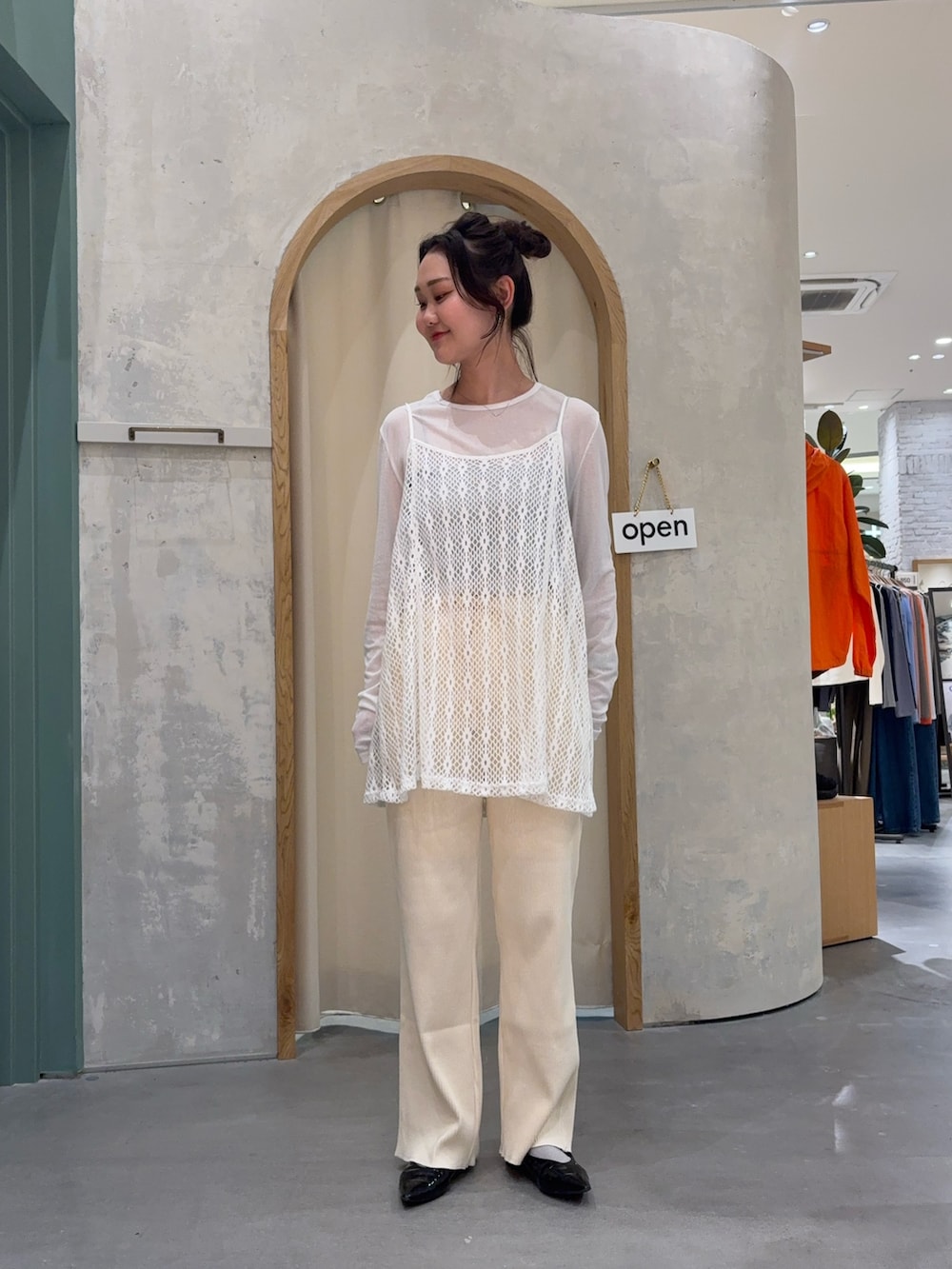 「ワントーンコーデ、オールホワイト、ニットパンツ、リブパンツ、チュニック、チュニックワンピ、レイヤードスタイル、春コーデ、春夏コーデ、骨格ストレート」｜「CIAOPANIC TYPYの柄アソートマルチウェイキャミチュニック（キャミソール、ホワイト系）」を使った、ayakaさん（レディース・162cm）の春コーディネートの2枚目の写真
