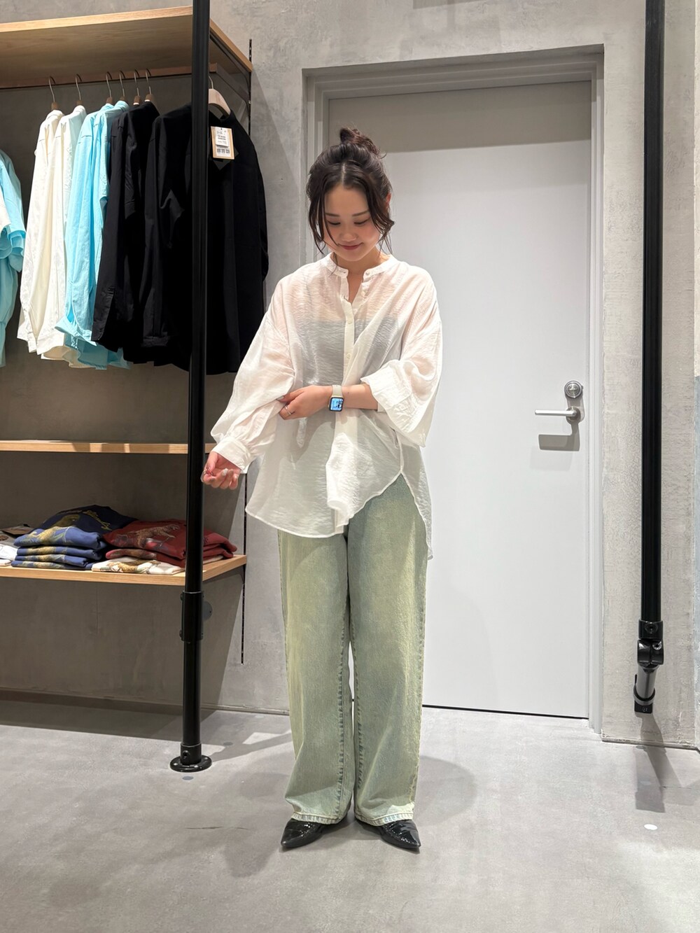 ホワイト系のシャツ/ブラウス、ブルー系のデニムパンツを着用したレディースの春コーディネートの2枚目の写真