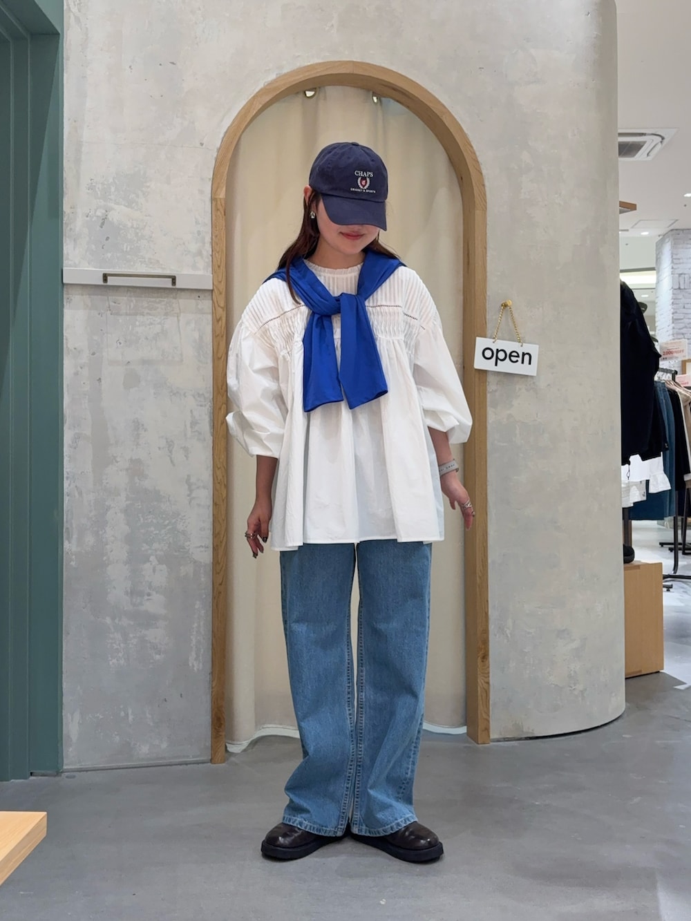 「デートコーデ、カーディガン、お出かけコーデ、ブラウス、ブラウス×デニム、デニム、デニムコーデ、デニムパンツ、ストレートデニム、シンプルコーデ、韓国ファッション、骨格ストレート」｜「GEVACOの【GEVACO】ピンタックボリュームスリーブブラウス（シャツ/ブラウス、ホワイト系）」を使った、ayakaさん（レディース・162cm）の春コーディネートの2枚目の写真