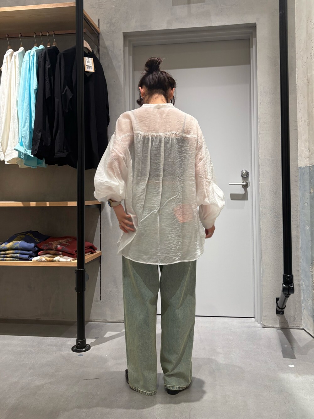 ホワイト系のシャツ/ブラウス、ブルー系のデニムパンツを着用したレディースの春コーディネートの3枚目の写真