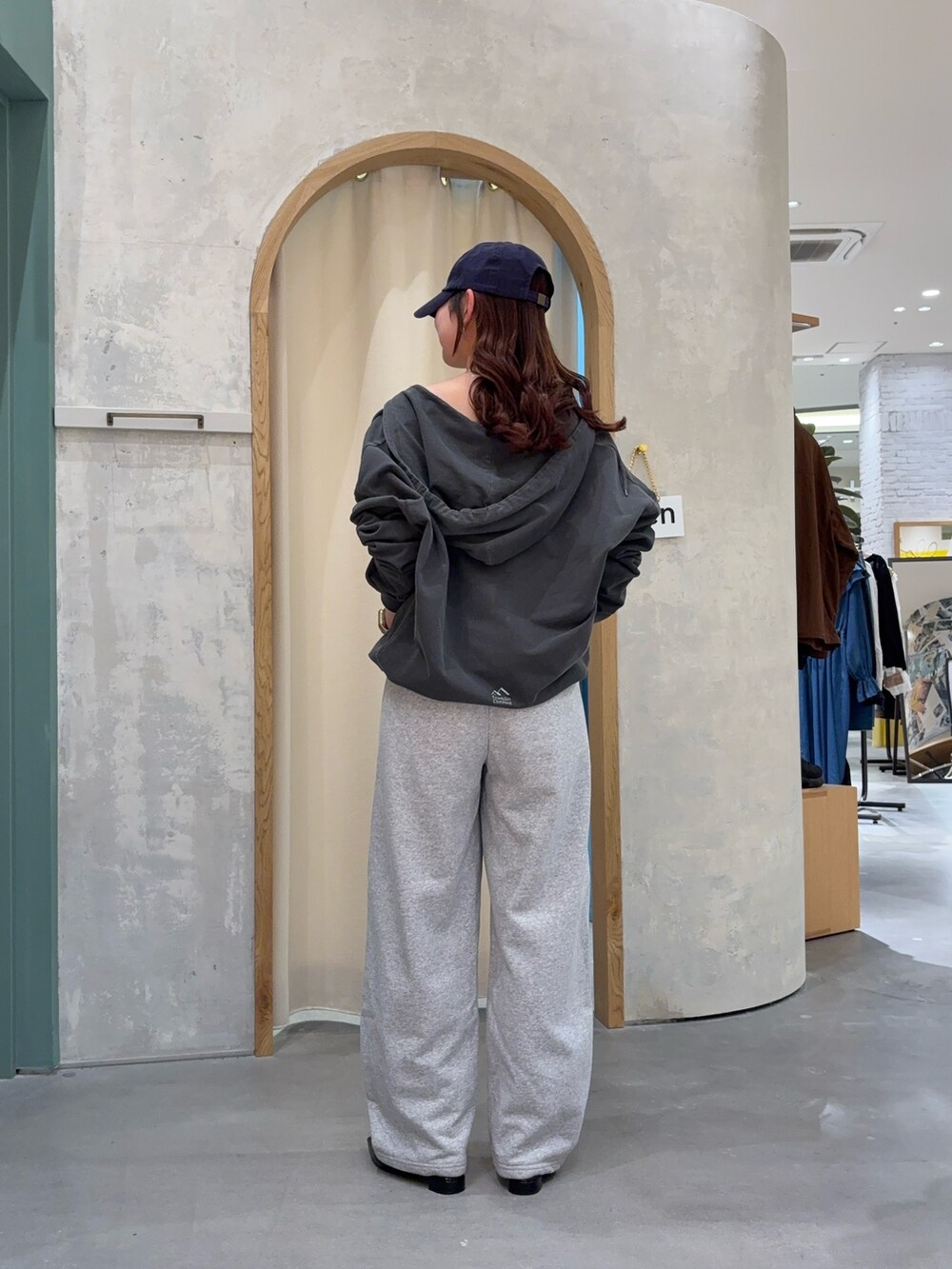 ブラック系のパーカーを着用したレディースの春コーディネートの3枚目の写真