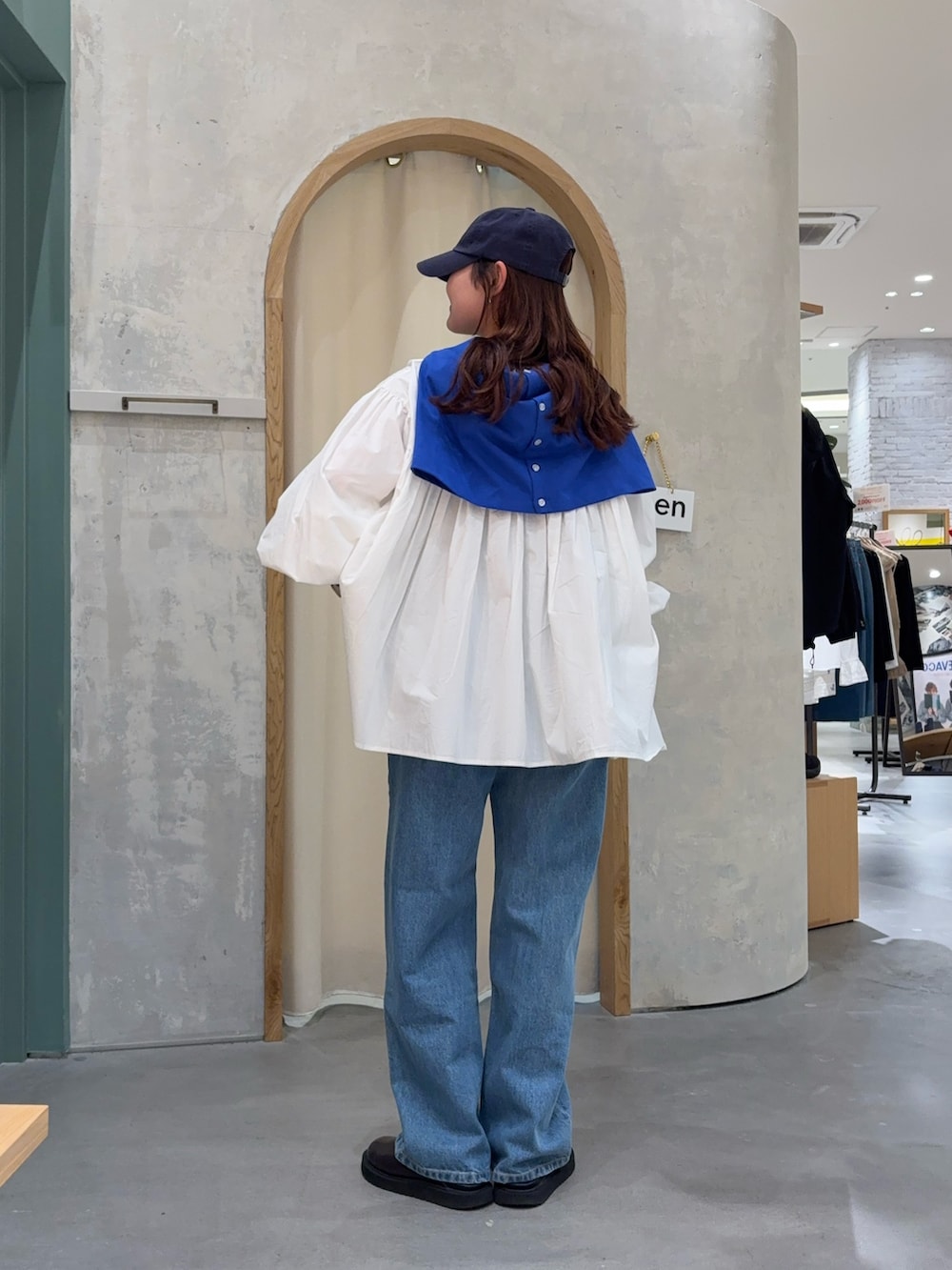 「デートコーデ、カーディガン、お出かけコーデ、ブラウス、ブラウス×デニム、デニム、デニムコーデ、デニムパンツ、ストレートデニム、シンプルコーデ、韓国ファッション、骨格ストレート」｜「GEVACOの【GEVACO】ピンタックボリュームスリーブブラウス（シャツ/ブラウス、ホワイト系）」を使った、ayakaさん（レディース・162cm）の春コーディネートの3枚目の写真