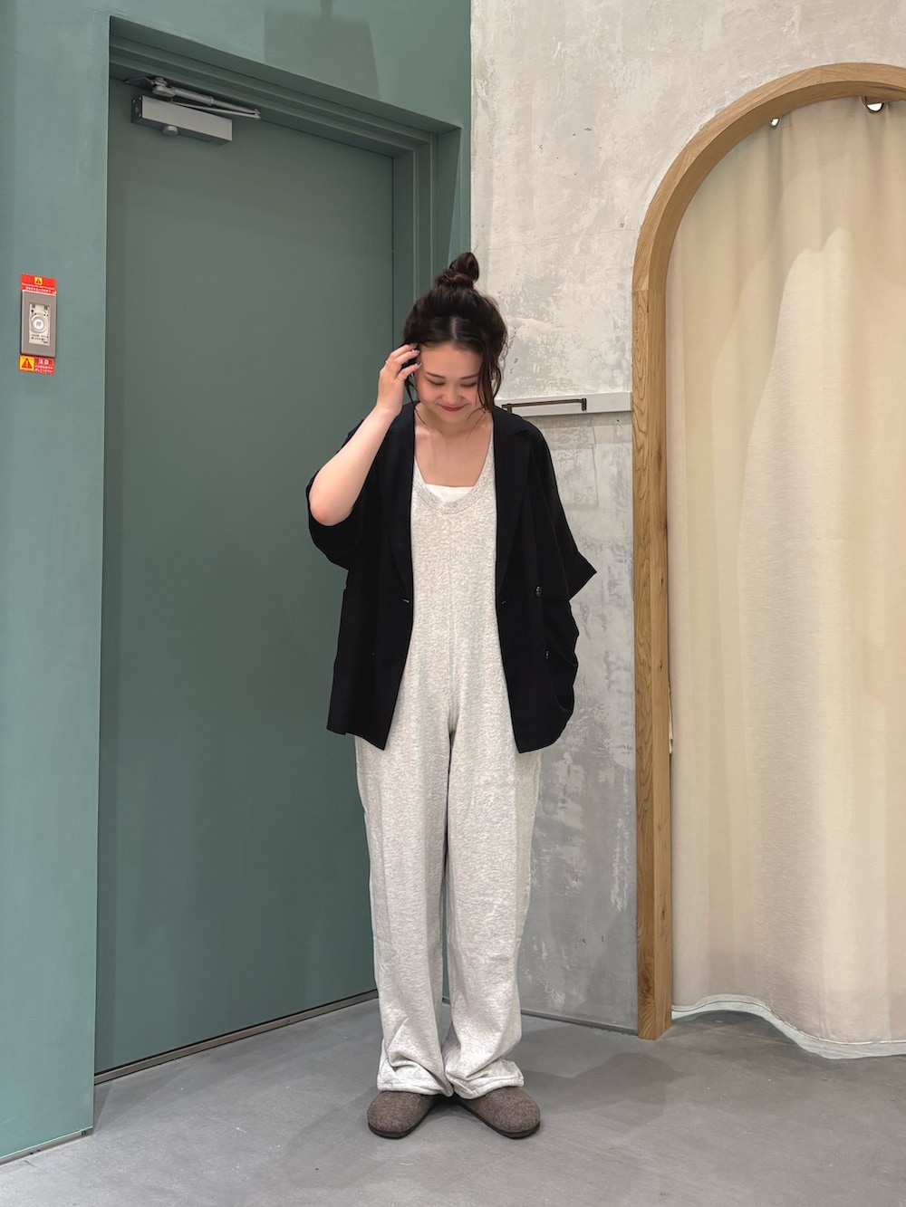 「オールインワン、ジャケット、ジャケットスタイル、半袖ジャケット、シンプルコーデ、お出かけコーデ、休日スタイル、夏コーデ、シンプルスタイル、オトナカジュアル」｜「WILLOWの【willow】【新色追加】スラブ裏毛裾ドロストオールインワン（サロペット/オーバーオール、グレー系）」を使った、ayakaさん（レディース・162cm）の夏コーディネートの2枚目の写真