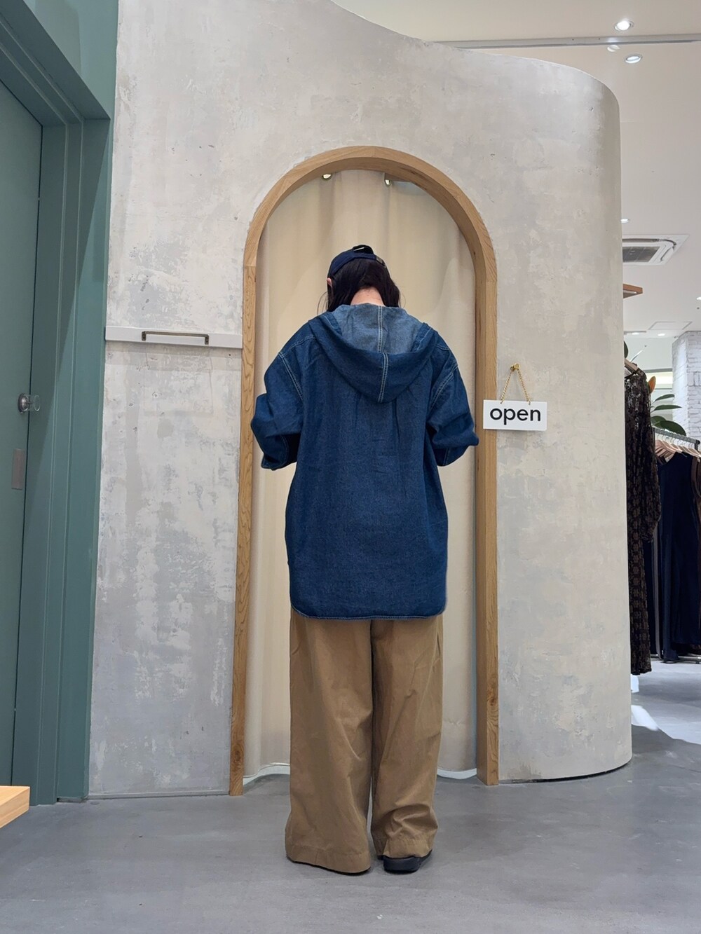 ブルー系のシャツ/ブラウス、ベージュ系のデニムパンツを着用したレディースの夏コーディネートの2枚目の写真