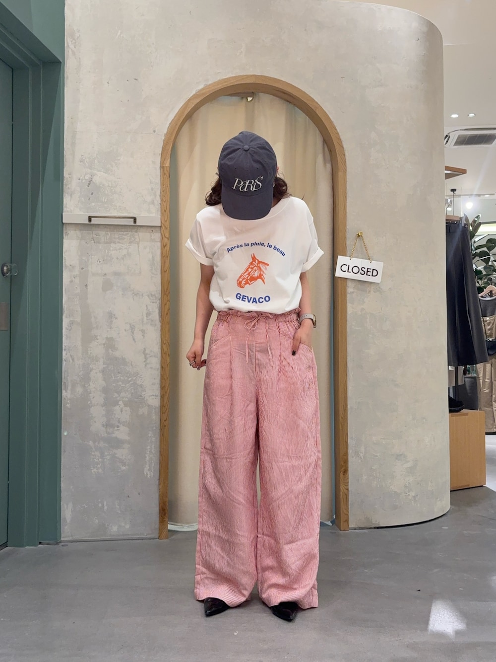 「お出かけコーデ、春夏コーデ、ストライプパンツ、赤ストライプ、Tシャツ、GEVACO、カジュアルコーデ、キャップコーデ、骨格ストレート、夏コーデ」｜「GEVACOの【GEVACO】グラフィック半袖TEE（Tシャツ/カットソー、ホワイト系）」を使った、ayakaさん（レディース・162cm）の春コーディネートの2枚目の写真