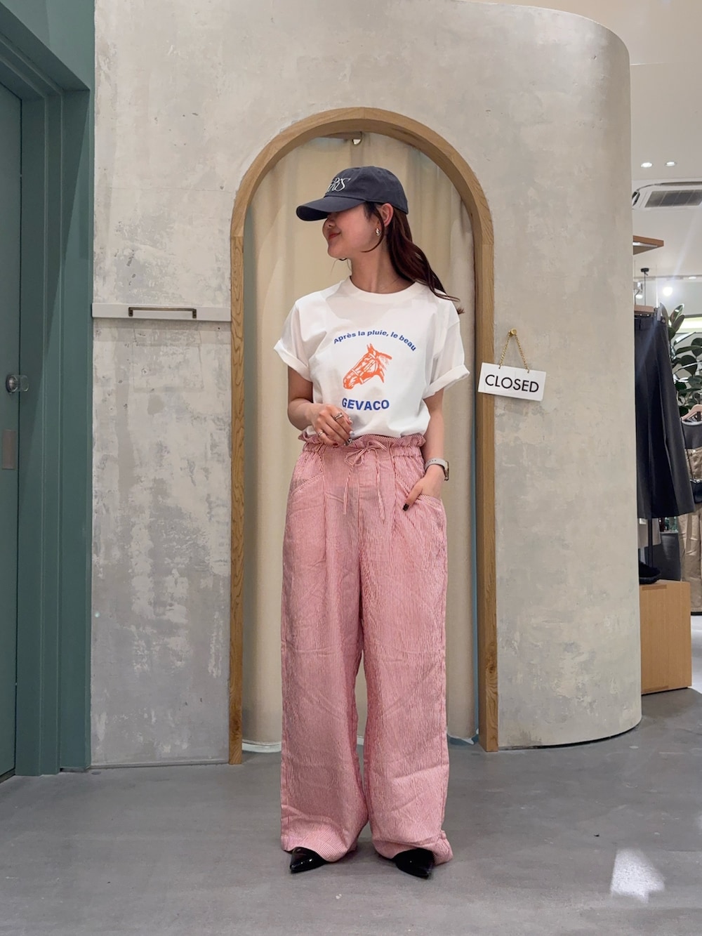 「お出かけコーデ、春夏コーデ、ストライプパンツ、赤ストライプ、Tシャツ、GEVACO、カジュアルコーデ、キャップコーデ、骨格ストレート、夏コーデ」｜「GEVACOの【GEVACO】グラフィック半袖TEE（Tシャツ/カットソー、ホワイト系）」を使った、ayakaさん（レディース・162cm）の春コーディネートの3枚目の写真