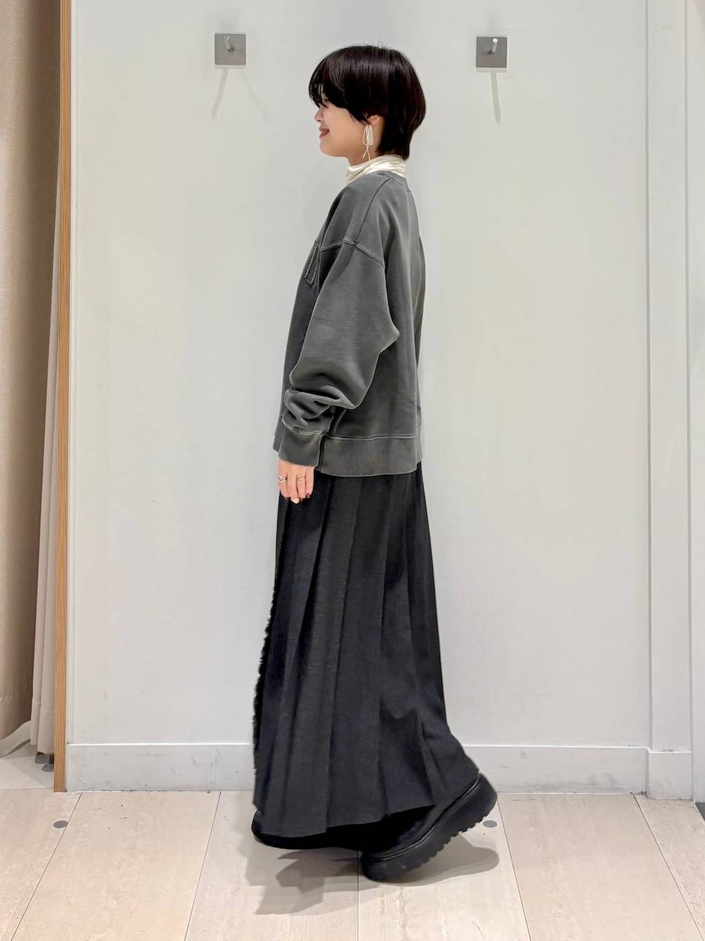 ホワイト系のTシャツ/カットソー、グレー系のスカート、グレー系のスウェットを着用したレディースの秋コーディネートの3枚目の写真