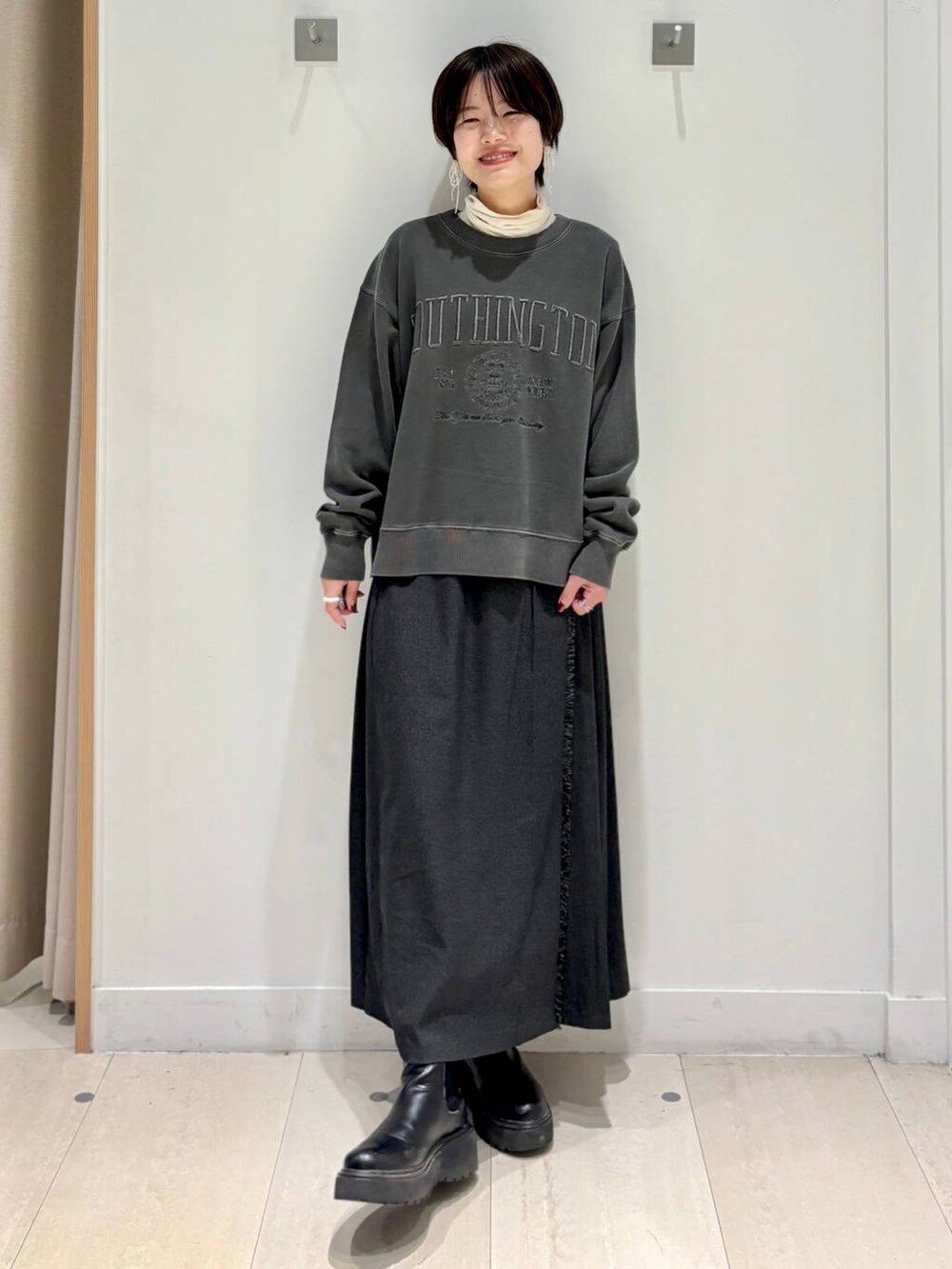 ホワイト系のTシャツ/カットソー、グレー系のスカート、グレー系のスウェットを着用したレディースの秋コーディネートの6枚目の写真